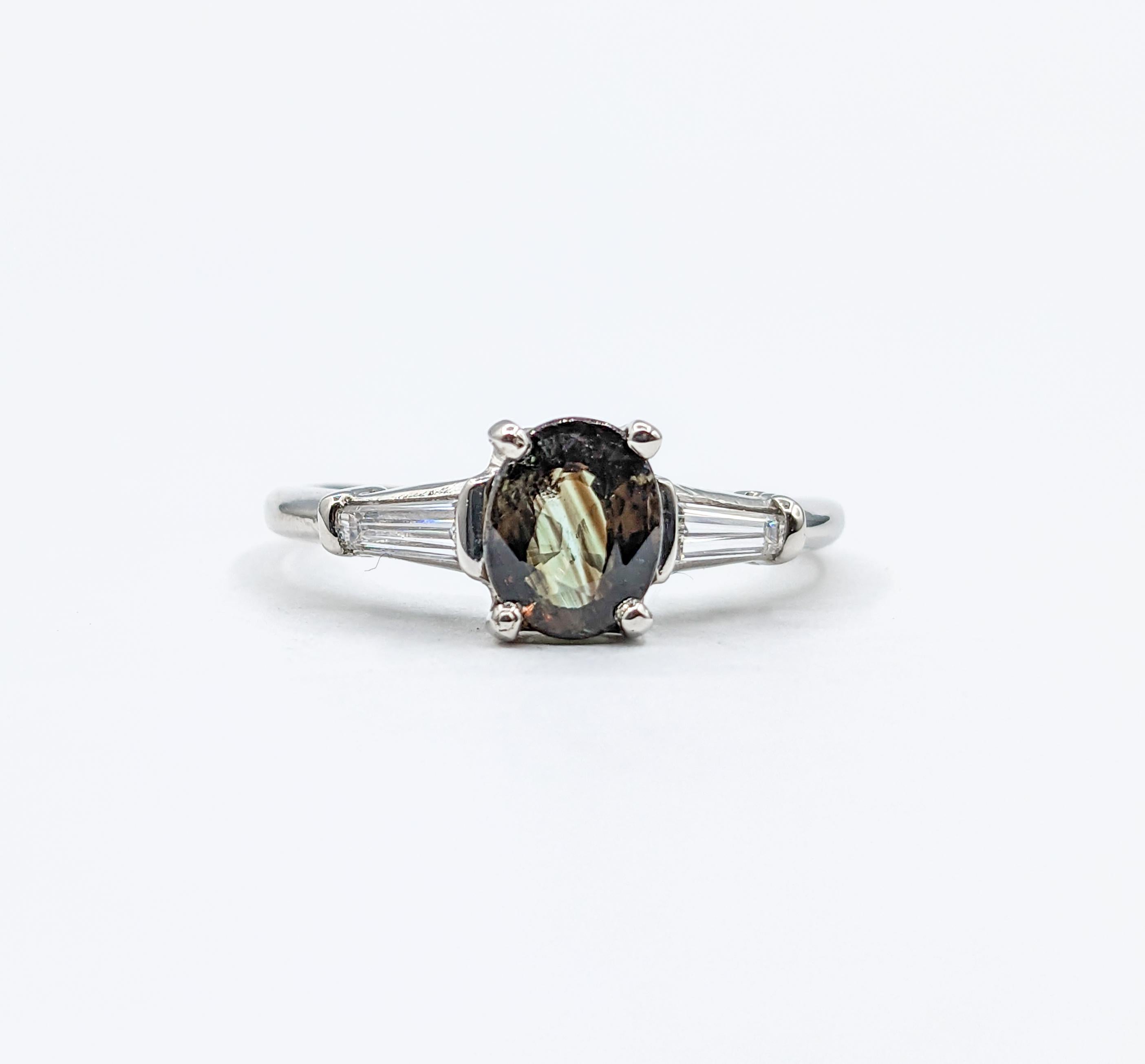 Natürlicher Alexandrit & Diamant Ring in Platin

Entdecken Sie unvergleichliche Eleganz mit unserem exquisiten Ring, der meisterhaft aus 950pt Platin gefertigt ist. Geschmückt mit 0,20 ct konisch zulaufenden Baguette-Diamanten von SI-Reinheit und