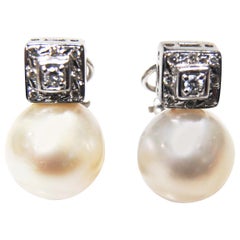 Vintage Classic Natural Pearls Earrings in 18 Karat White Gold and Diamond Setting