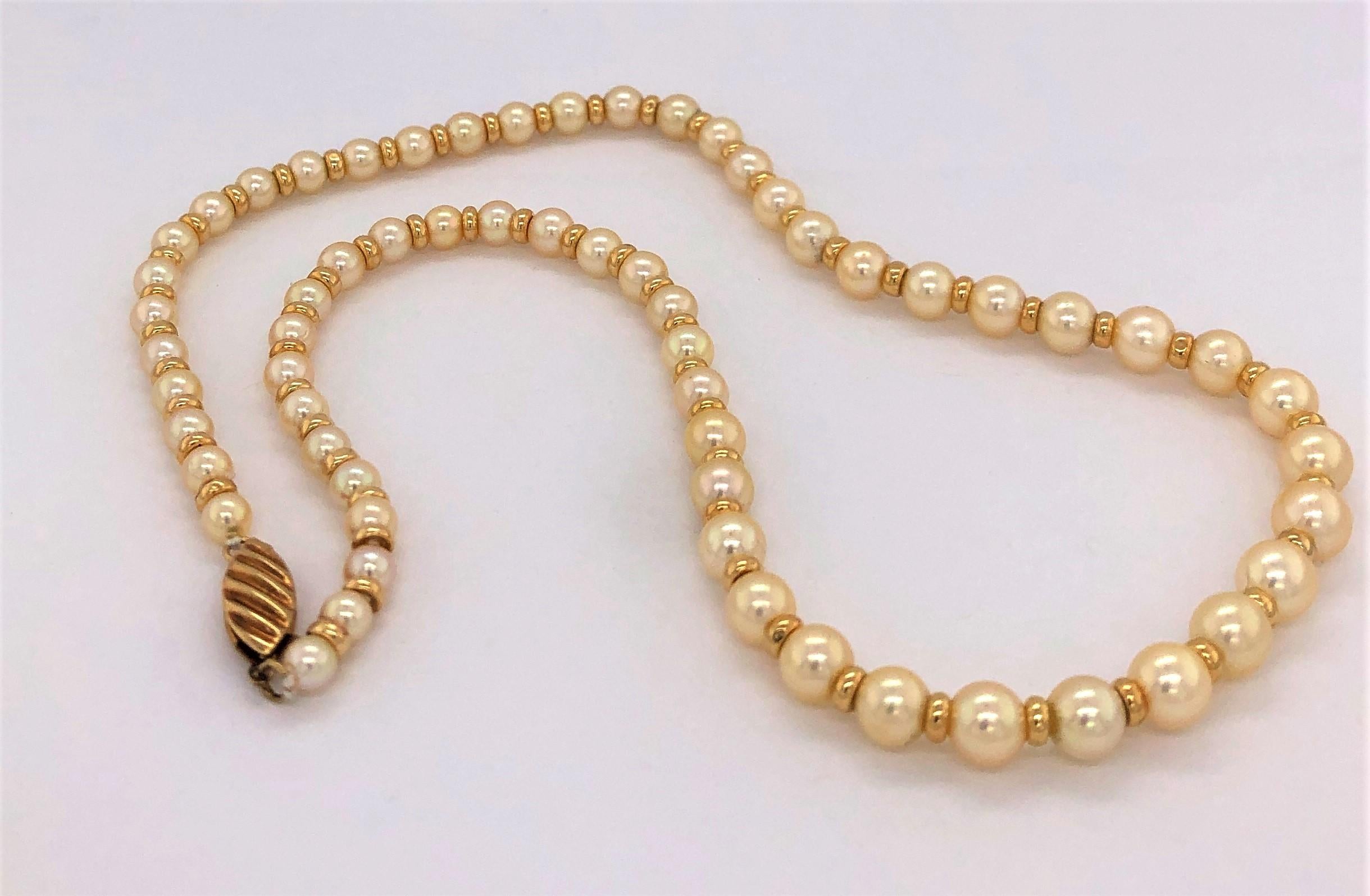 Halskette aus Perlen und Gold Damen im Angebot