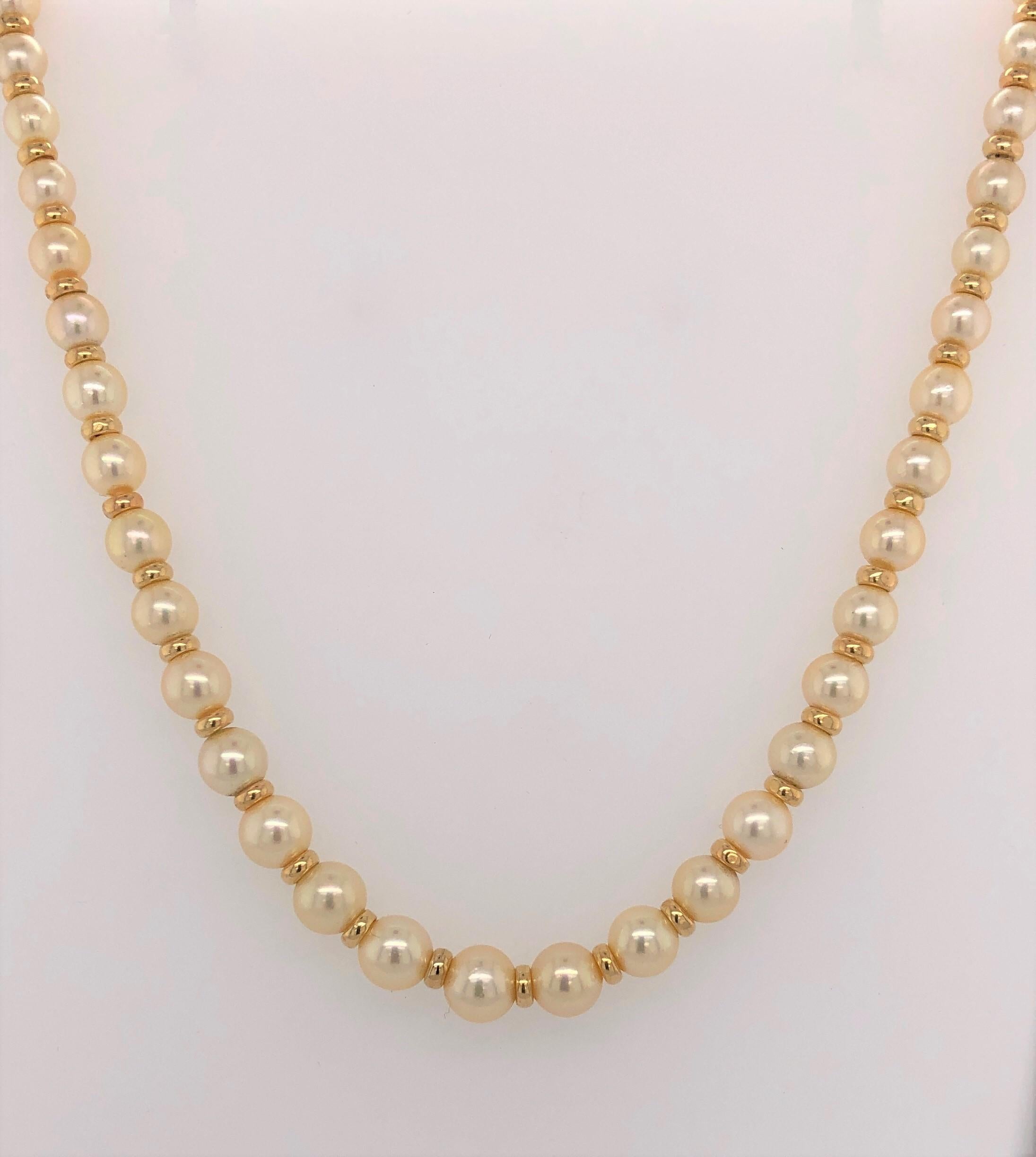 Classic Necklace of Pearls and Gold For Sale 1