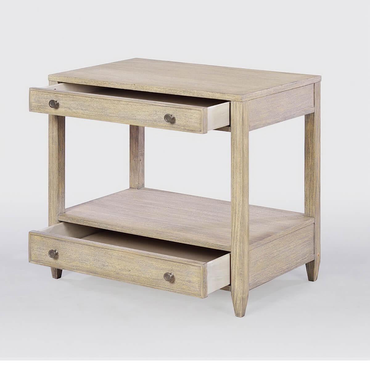 Klassischer Nachttisch - Ein breiter, rechteckiger Beistelltisch mit zwei Schubladen, Messingbeschlägen und konisch zulaufenden Füßen, mit einem 