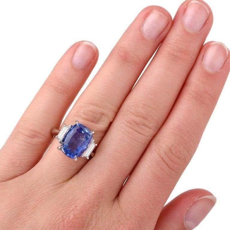 Classic No-Heat Natürlicher Ceylon Saphir Diamant Platin Drei Stein Ring (Kissenschliff) im Angebot