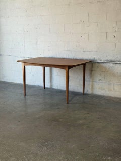 Mesa de comedor rectangular clásica de roble con tablero fijo y patas cónicas, estilo vintage de los años 60