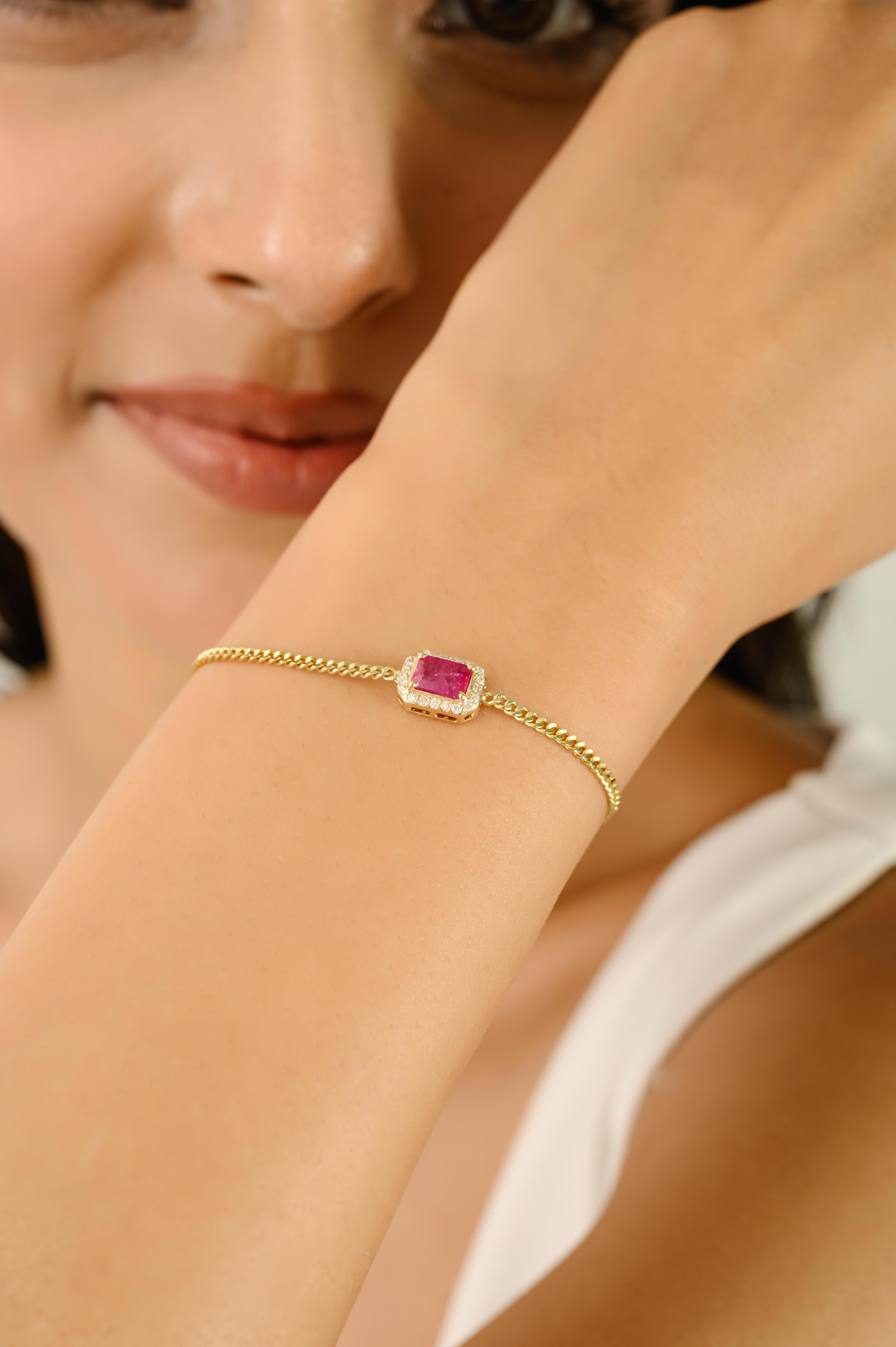 Questo bracciale classico a catena con rubino taglio ottagono e diamanti a raggiera in oro giallo 14k è una dimostrazione di raffinatezza e lusso senza tempo. Al centro si trova un sorprendente rubino da 0,45 carati con taglio ottagonale, apprezzato