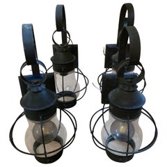 Klassisches Wandleuchter-Set aus 4 mittelgroßen Metall- und Glaslaternen im Old World-Stil