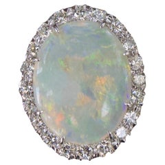 Anello classico con opale e diamanti in oro bianco, anni '60 circa