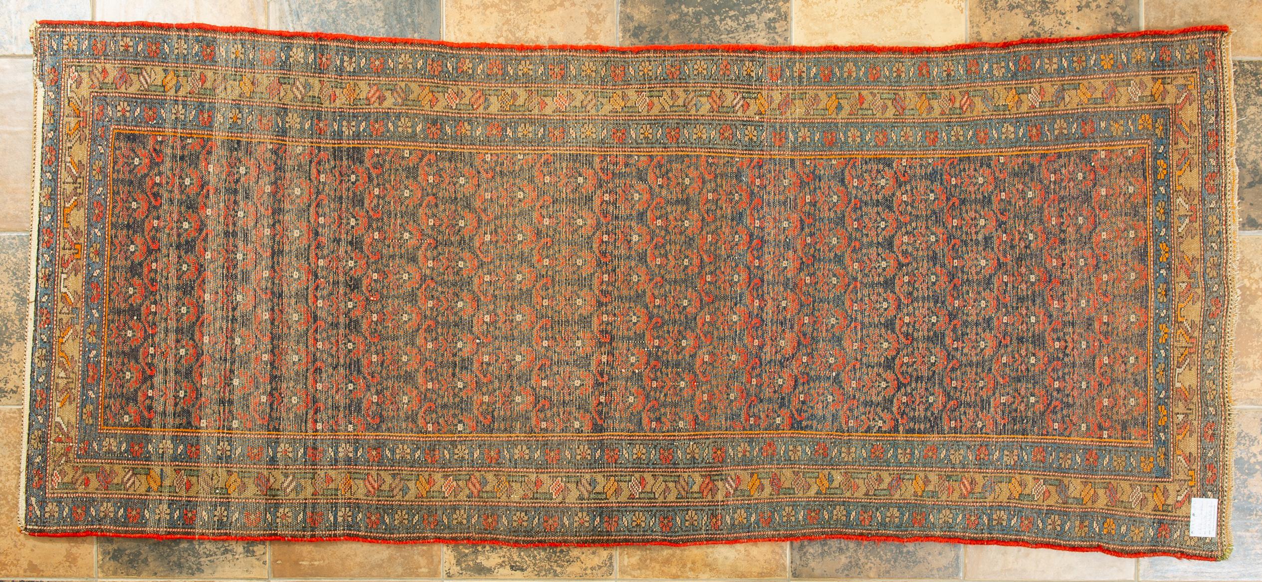 Klassischer orientalischer Läufer in reduzierten Größen, mit reichem Rahmen, leicht zu setzen.
Ideal wäre es vor einem Bücherregal (es ist elegant) oder am Ende des Bettes (es ist weich).
Das Design der Mandel, die auf dem gesamten Feld abgebildet