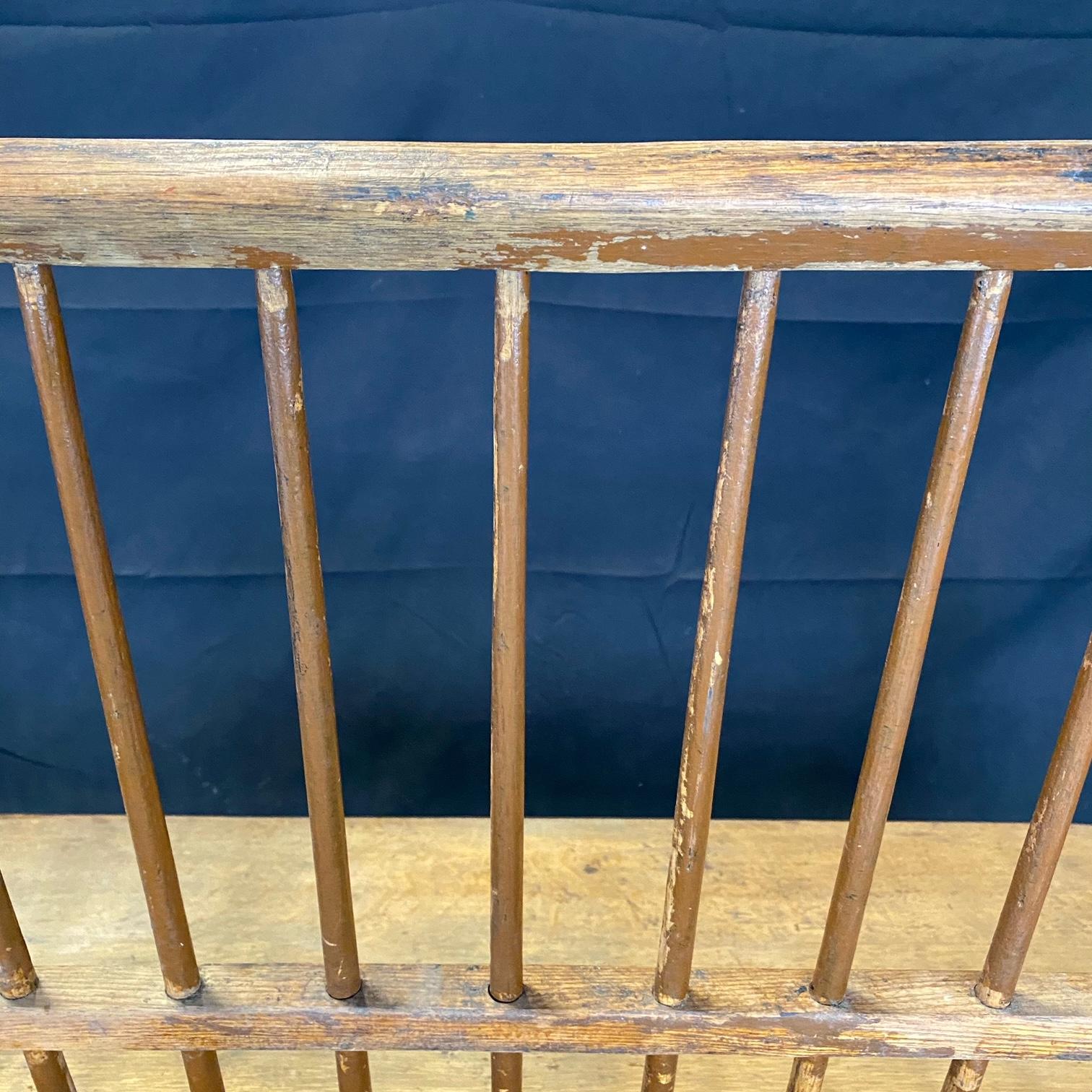 Classic Original Early Plank Seat Windsor Spindle Back Hoop Bench or Settee In Good Condition In Hopewell, NJ