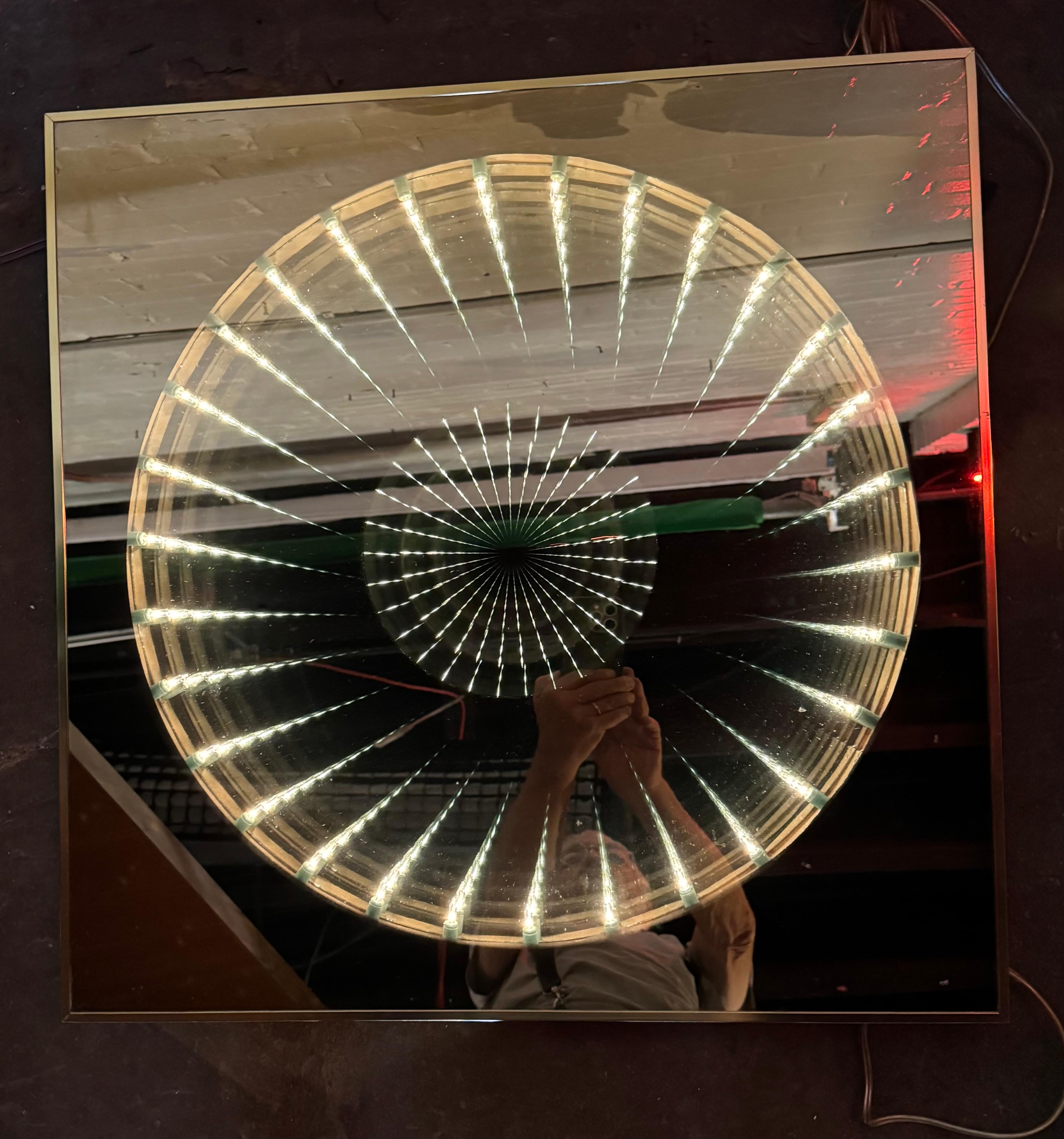 Laiton Miroir classique original pop moderniste Turner Infinity Mirror en vente