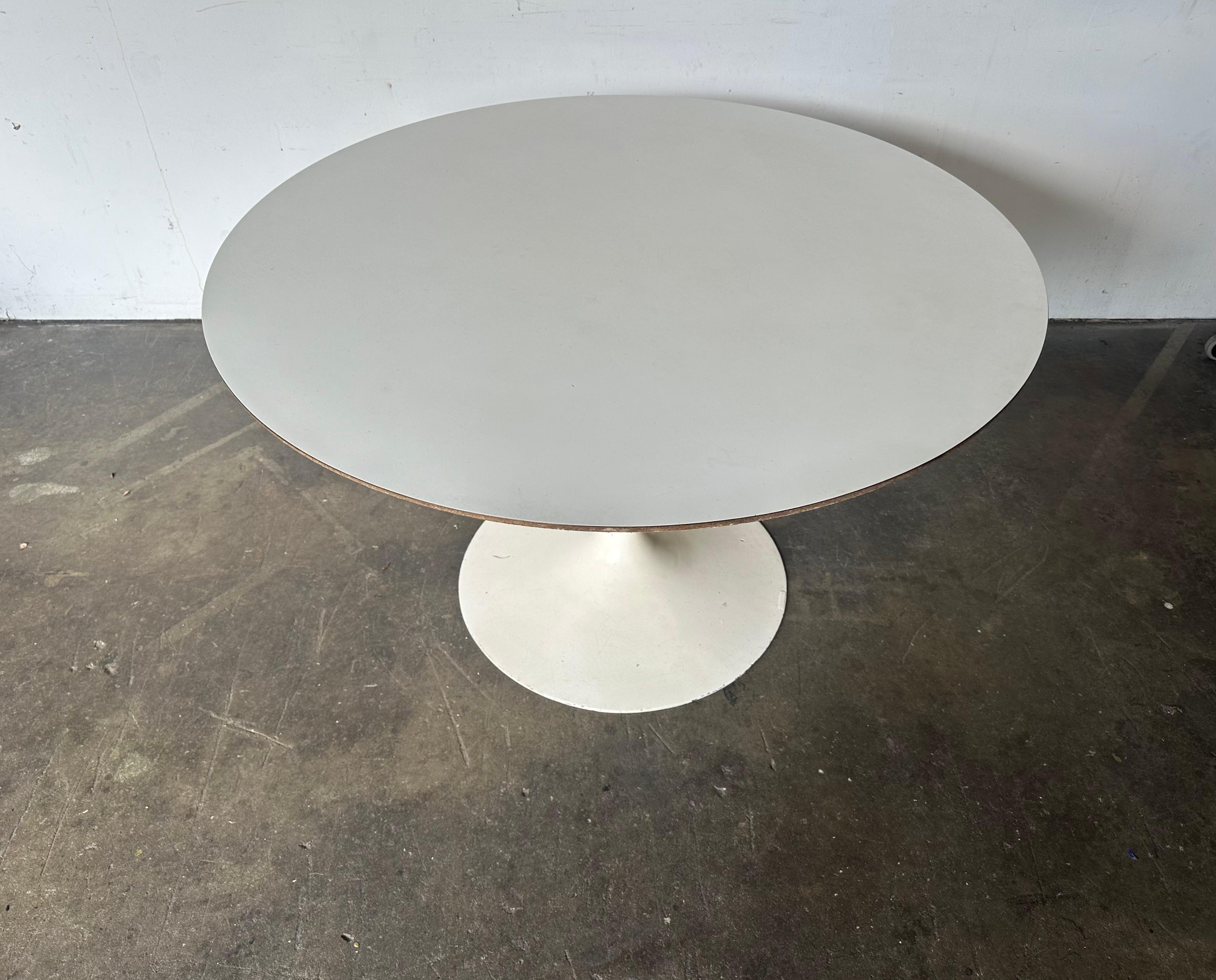 Mid-Century Modern Classic Original Tulip Dining Table by Eero Saarinen for Knoll