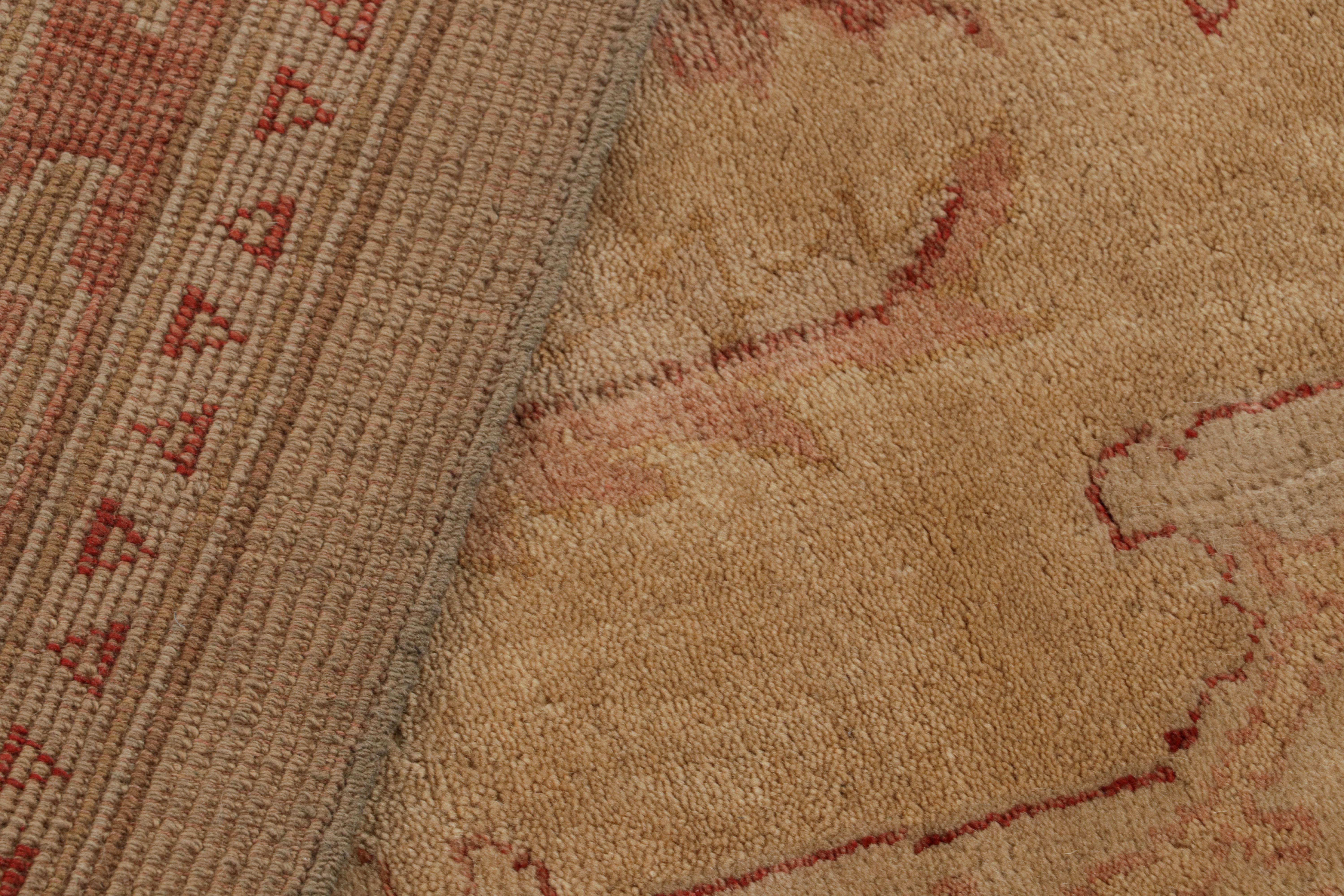 Klassischer Teppich im Oushak-Stil mit floralem Muster in Gold und Maroon von Teppich & Kelim im Angebot 1