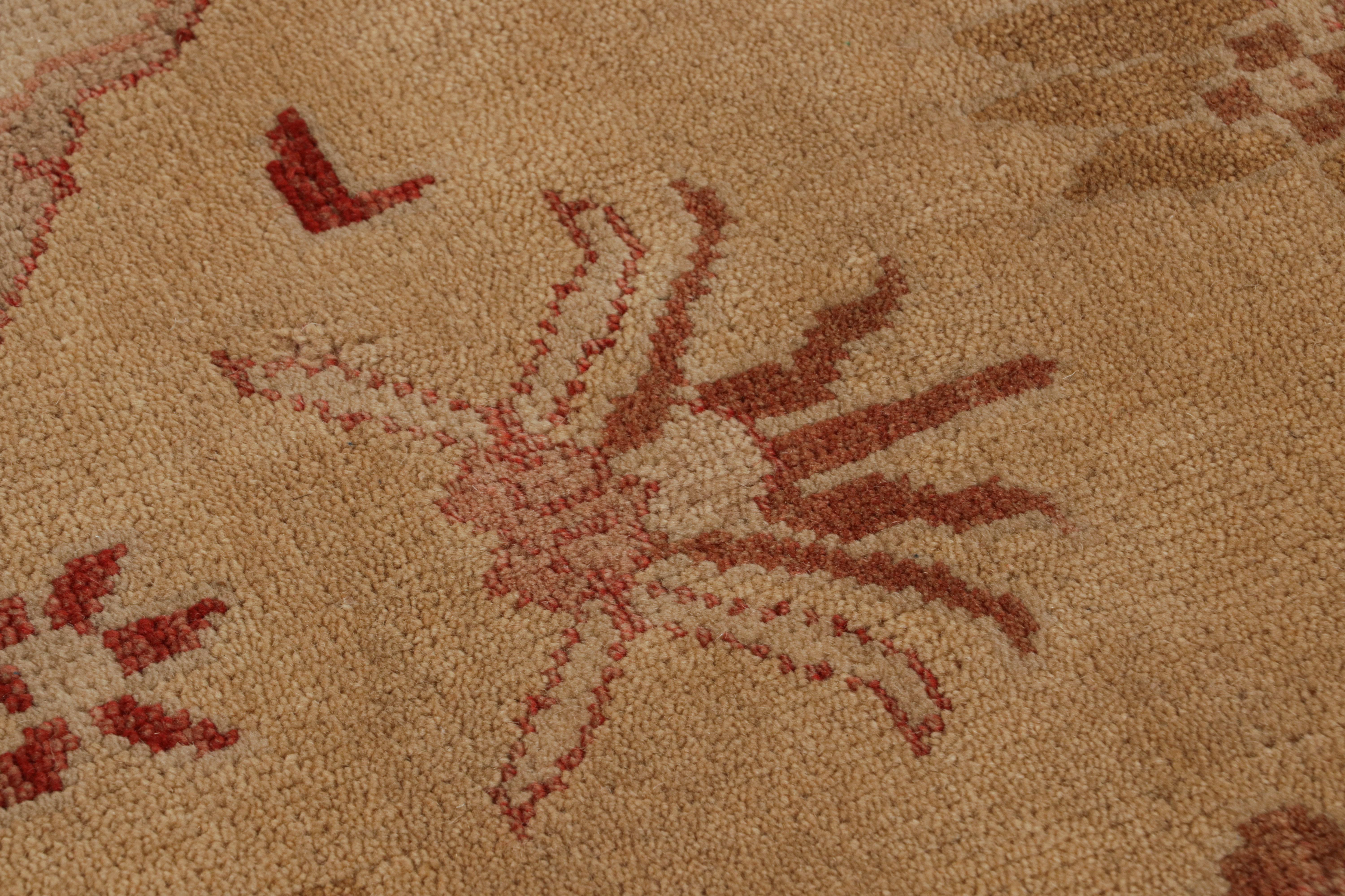 Klassischer Teppich im Oushak-Stil mit floralem Muster in Gold und Maroon von Teppich & Kelim (Wolle) im Angebot