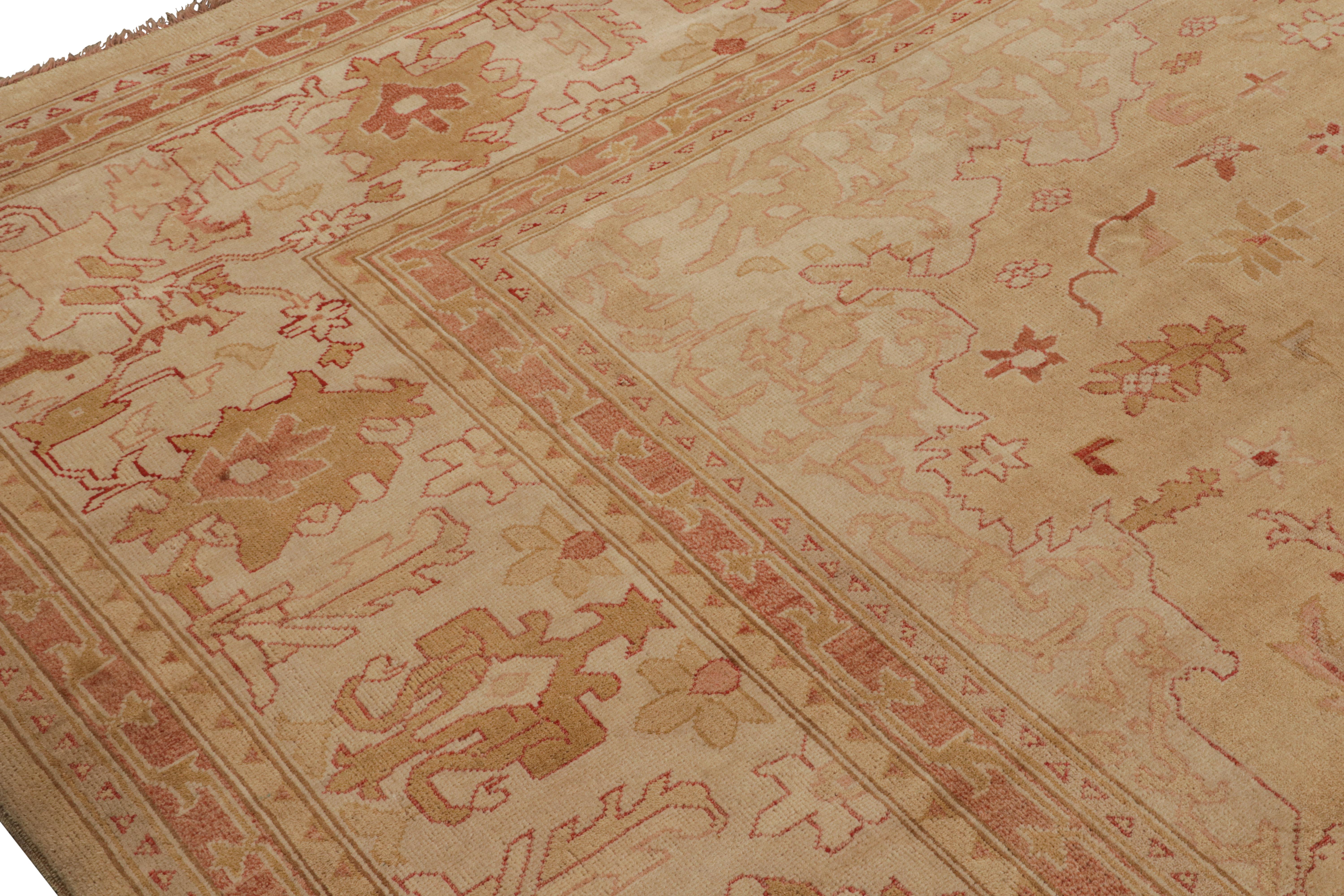 Klassischer Teppich im Oushak-Stil mit floralem Muster in Gold und Maroon von Teppich & Kelim (Ende des 20. Jahrhunderts) im Angebot