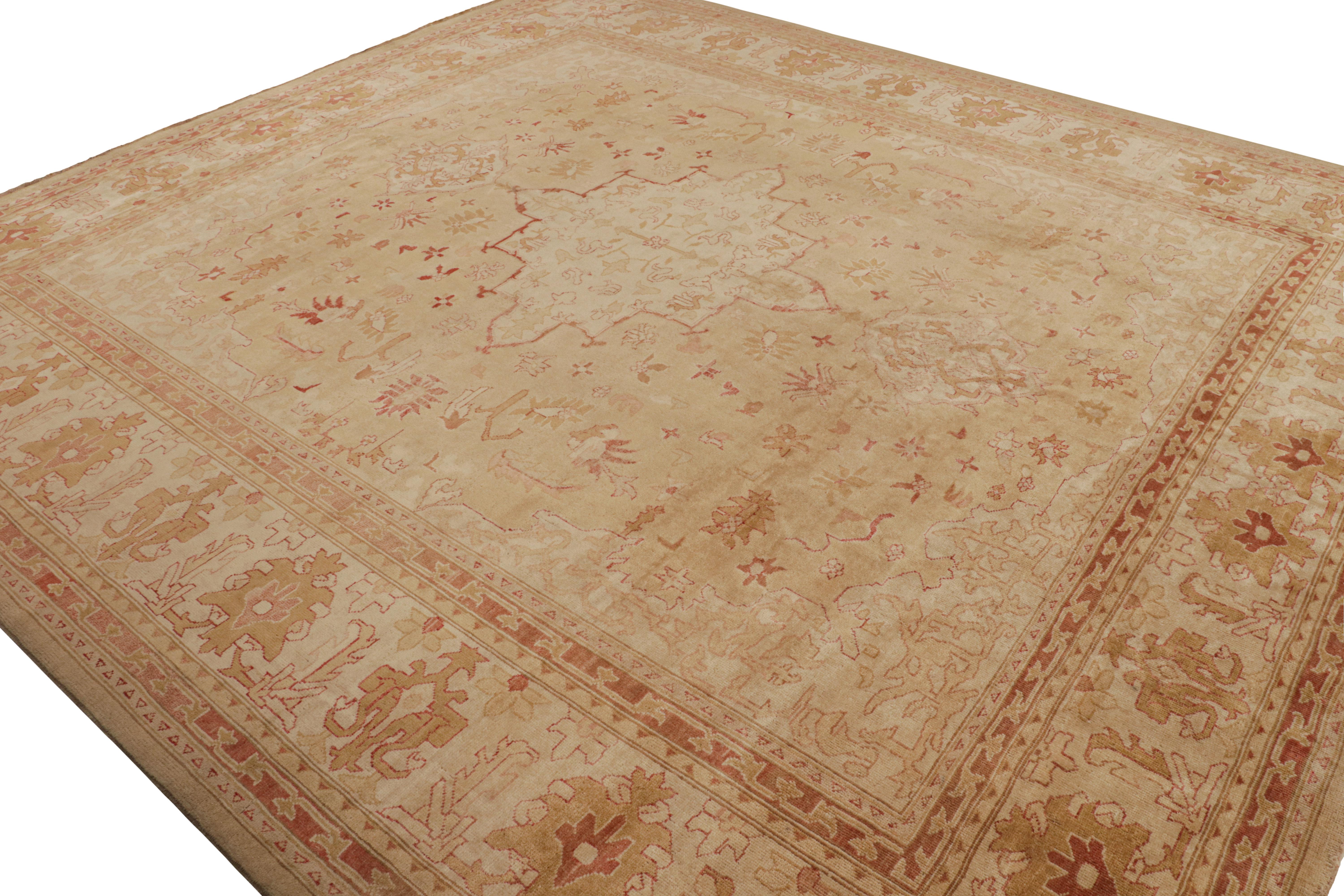 Dieser handgeknüpfte Wollteppich ist eine moderne Ode an antike Oushak-Teppiche und gehört zu den Favoriten der Modern Classics Collection von Rug & Kilim. Diese fast quadratische Schönheit erfreut sich einer reichen und warmen Farbgebung aus