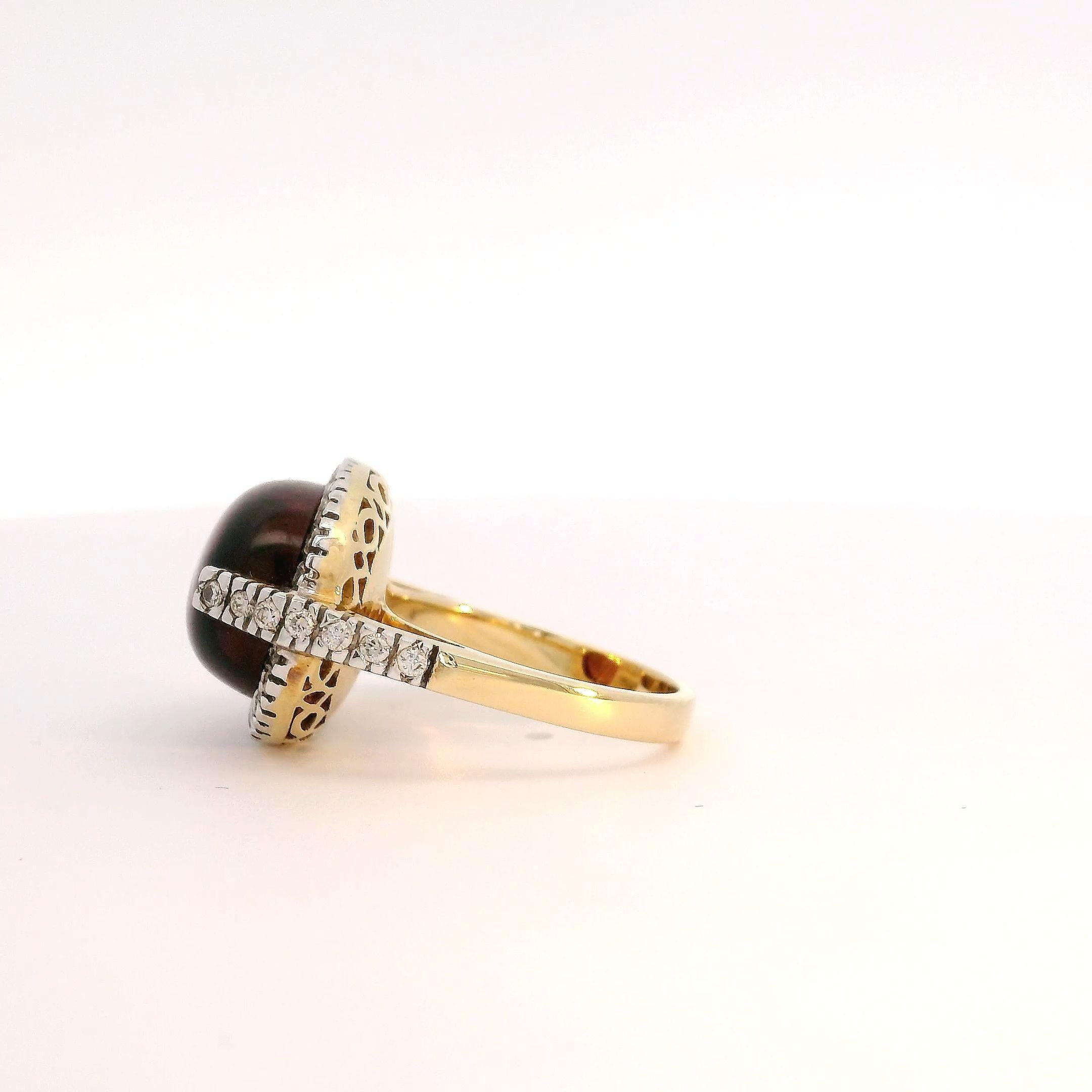 Contemporaneo Anello classico ovale con tormalina rosa cabochon da 9,995 carati e diamanti in oro 18 carati in vendita