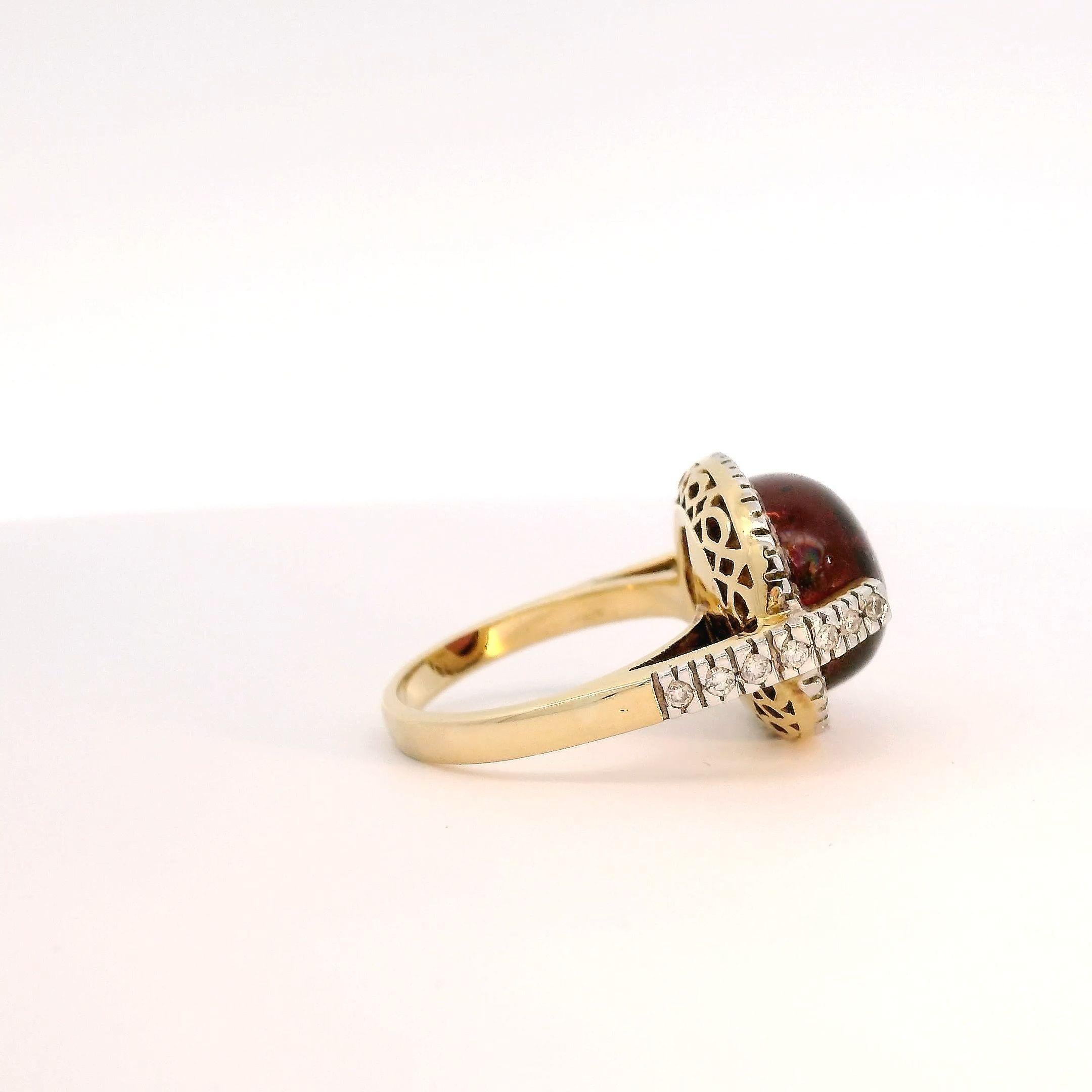 Cabochon Anello classico ovale con tormalina rosa cabochon da 9,995 carati e diamanti in oro 18 carati in vendita