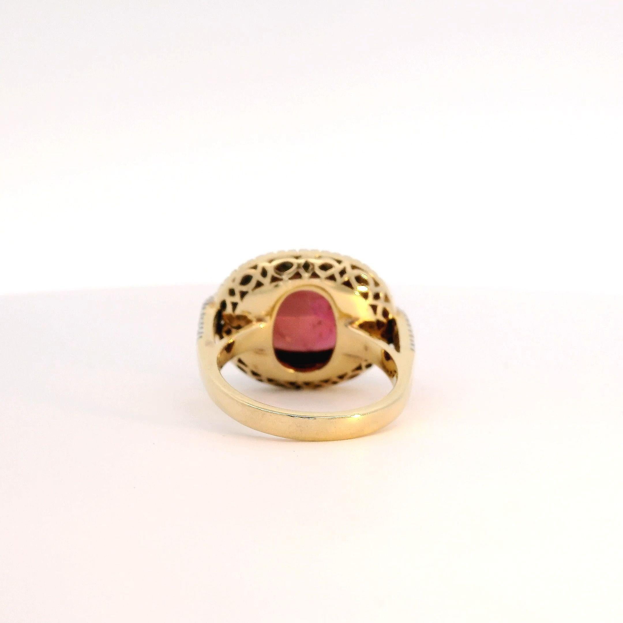 Anello classico ovale con tormalina rosa cabochon da 9,995 carati e diamanti in oro 18 carati In condizioni Nuovo in vendita a Hong Kong, HK
