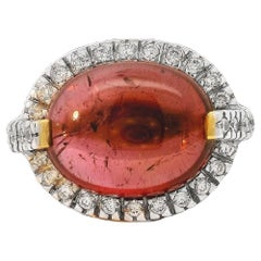 Anillo clásico ovalado de turmalina rosa cabujón de 9,995 quilates con diamantes en oro de 18 quilates