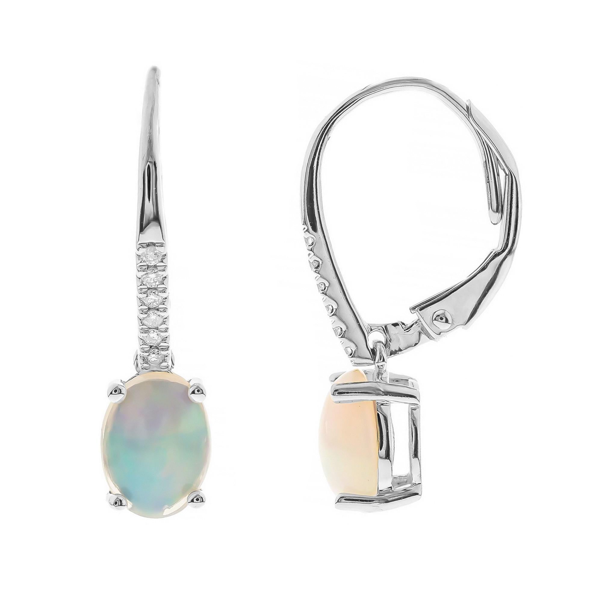 Art déco Boucle d'oreille classique en or blanc 14k sertie de diamants et d'opales d'Éthiopie à cabochon ovale en vente