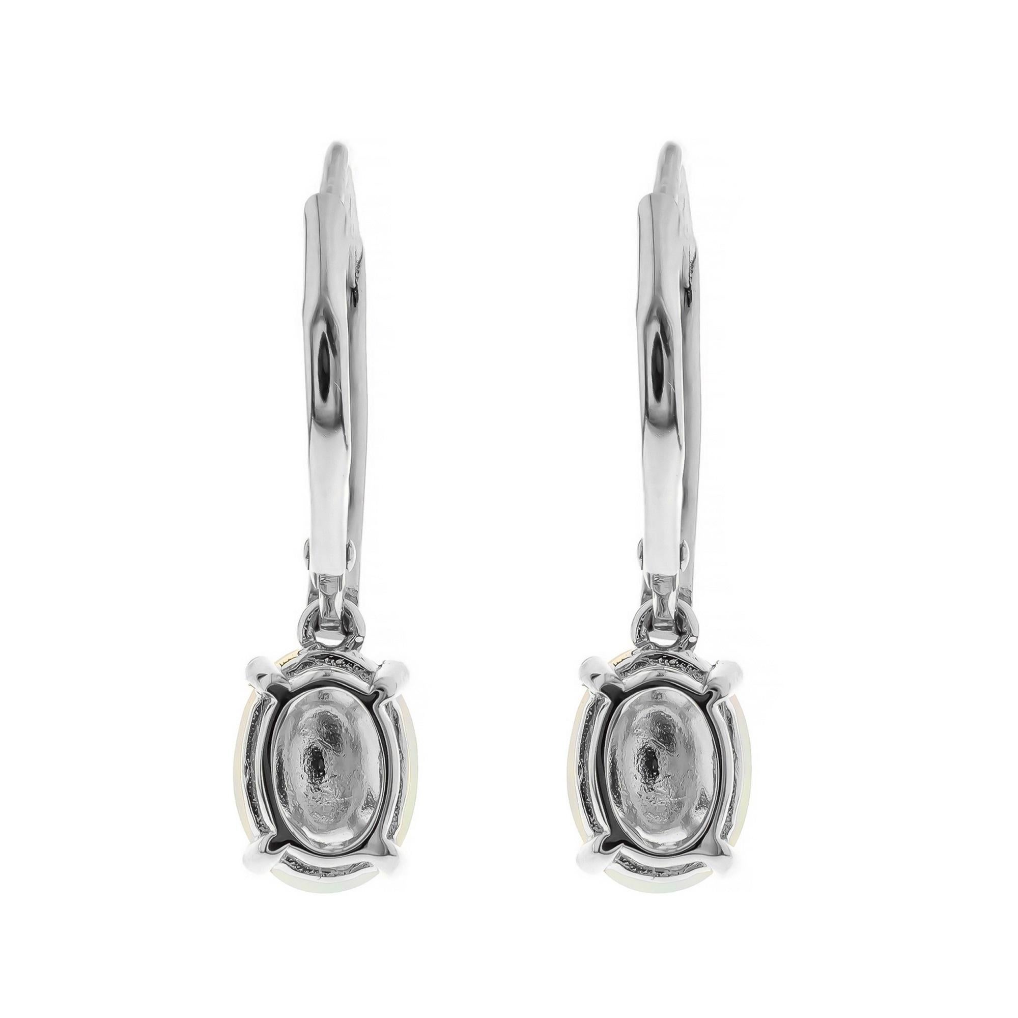 Taille ovale Boucle d'oreille classique en or blanc 14k sertie de diamants et d'opales d'Éthiopie à cabochon ovale en vente