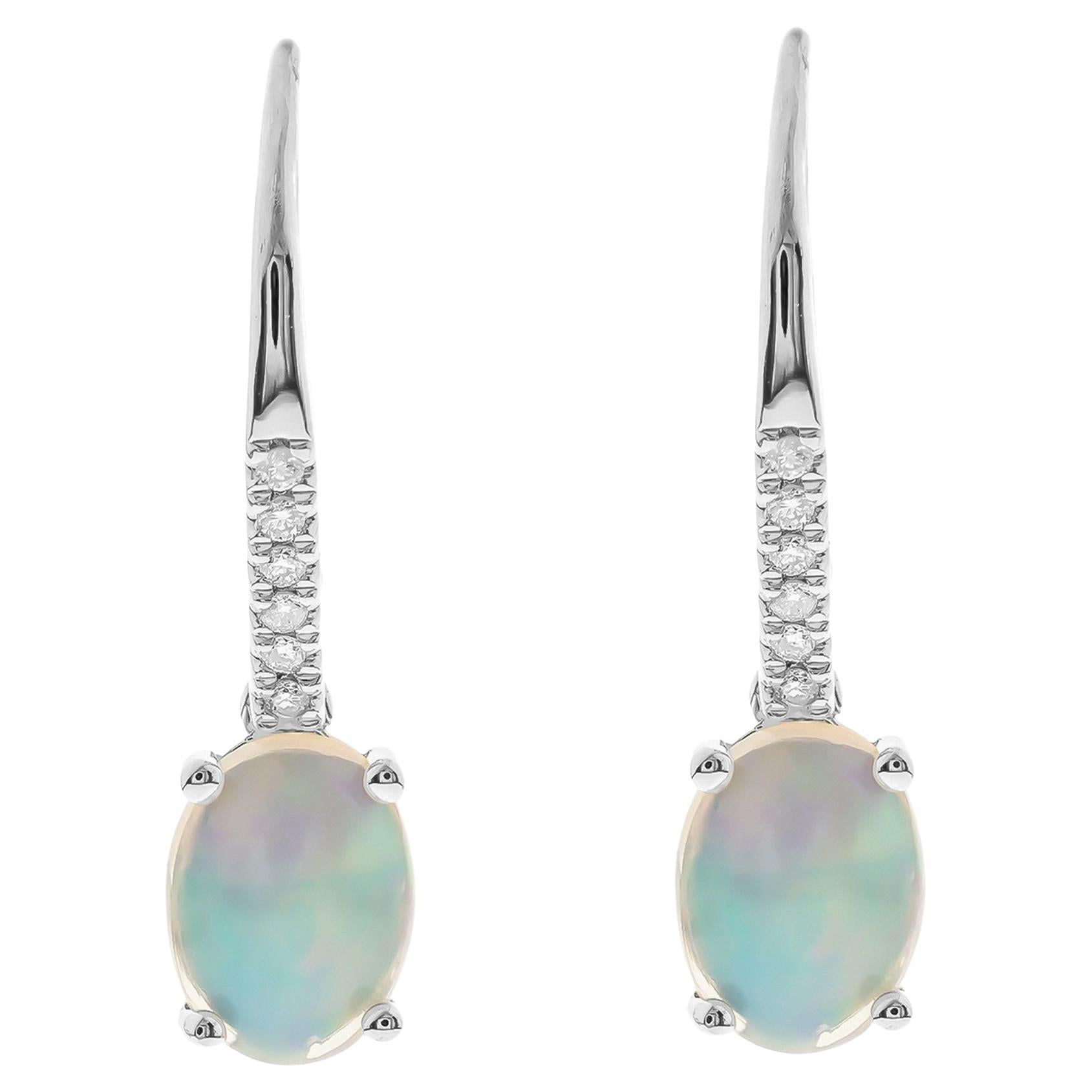 Boucle d'oreille classique en or blanc 14k sertie de diamants et d'opales d'Éthiopie à cabochon ovale