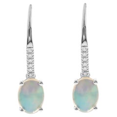 Boucle d'oreille classique en or blanc 14k sertie de diamants et d'opales d'Éthiopie à cabochon ovale
