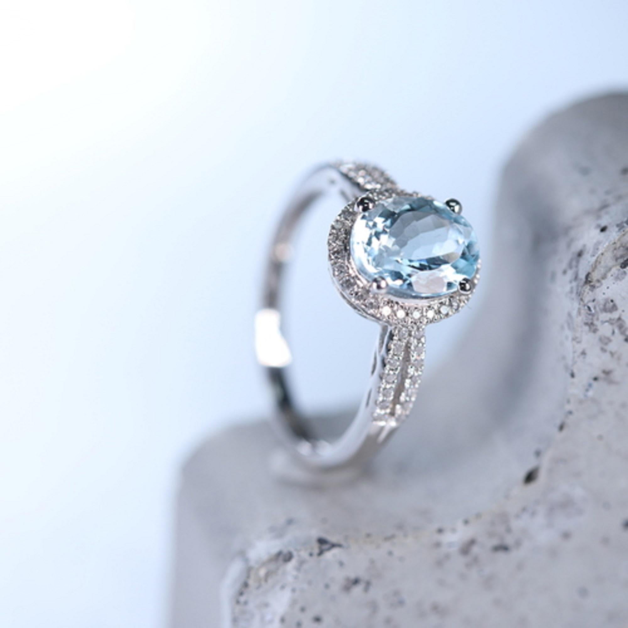 Classic Oval Cut Aquamarine and Round Cut White Diamond 14K White Gold Ring In New Condition In New York, NY