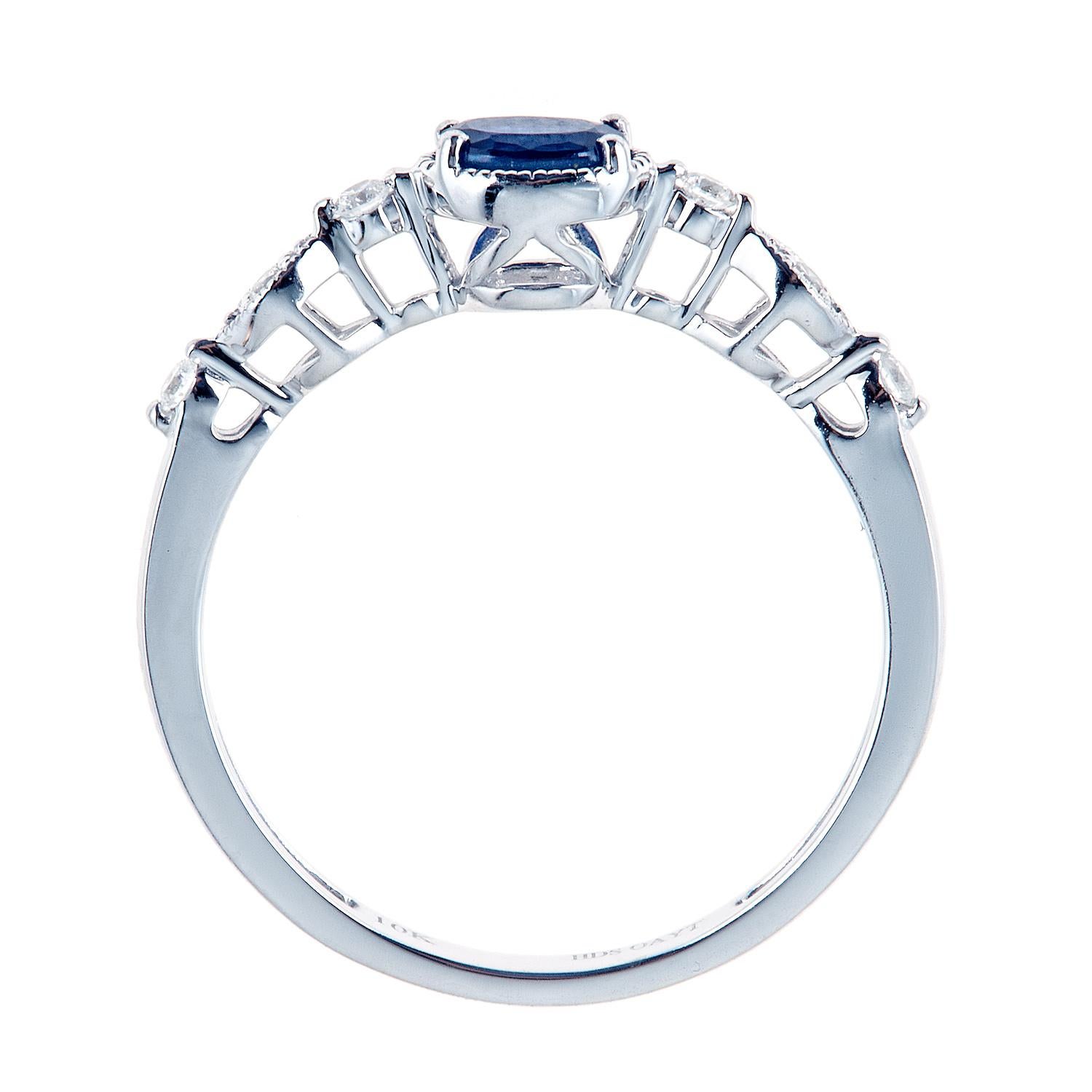 Taille ovale Bague classique en or blanc 10 carats avec saphir bleu de taille ovale et diamant de taille ronde en vente