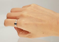 Anello classico con zaffiro blu taglio ovale e diamante taglio rotondo in oro bianco 10 carati