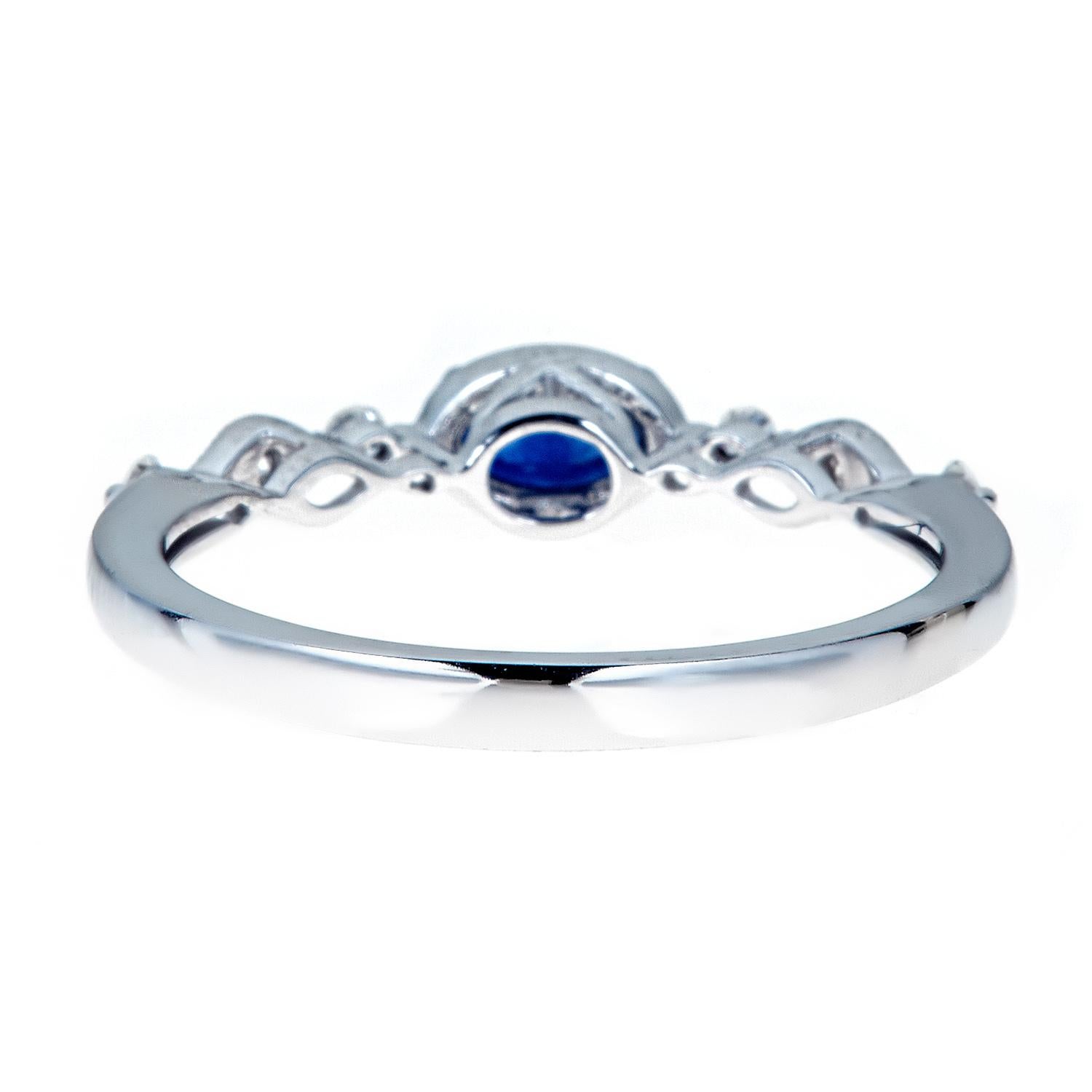Classic Oval-Cut Blue Sapphire with Round-Cut Diamond 10k White Gold Ring In New Condition For Sale In New York, NY