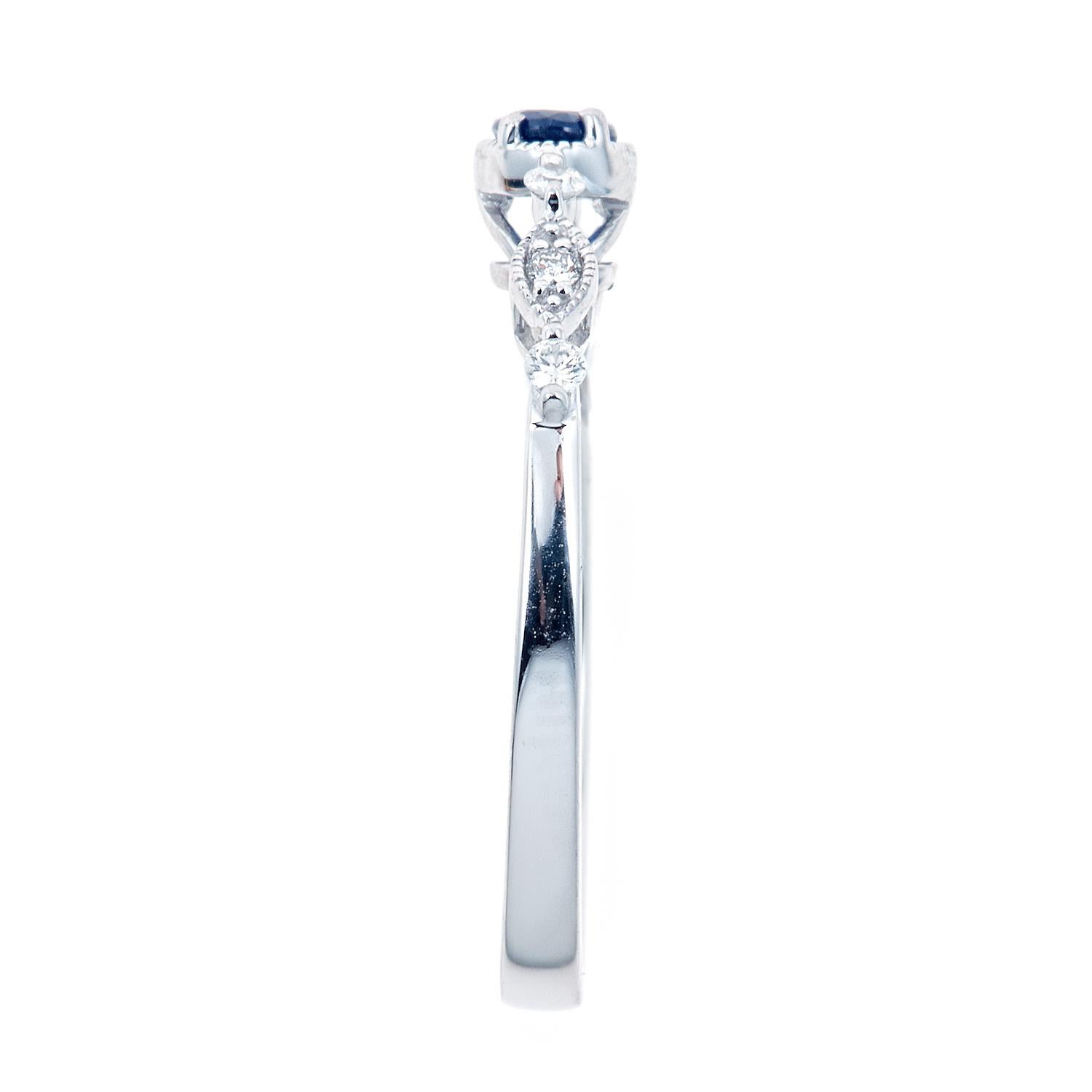 Bague classique en or blanc 10 carats avec saphir bleu de taille ovale et diamant de taille ronde Pour femmes en vente