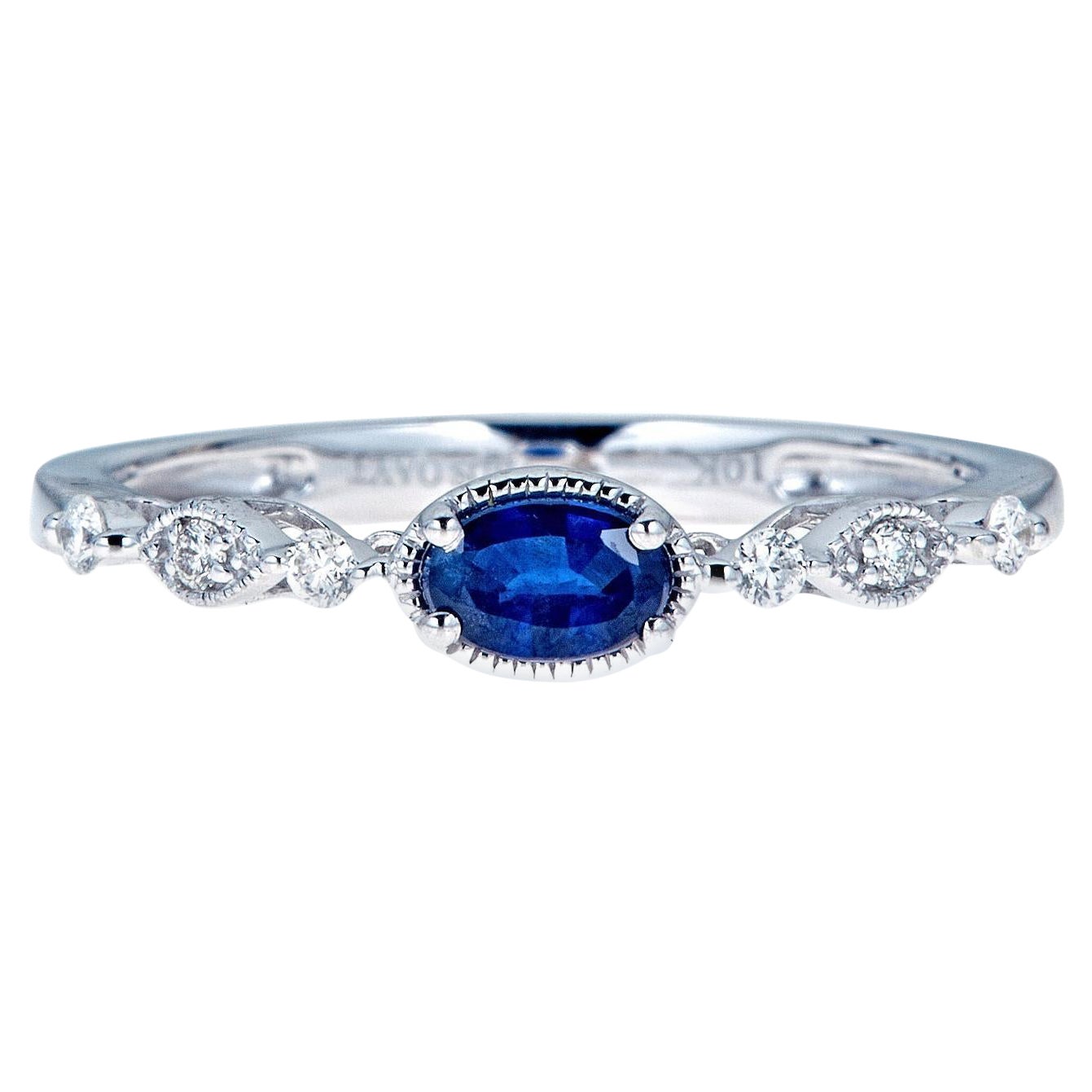 Klassischer Ring aus 10 Karat Weißgold mit blauem Saphir im Ovalschliff und Diamant im Rundschliff im Angebot