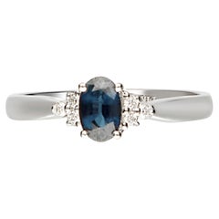 Bague classique en or blanc 10 carats avec saphir bleu de taille ovale et diamant de taille ronde