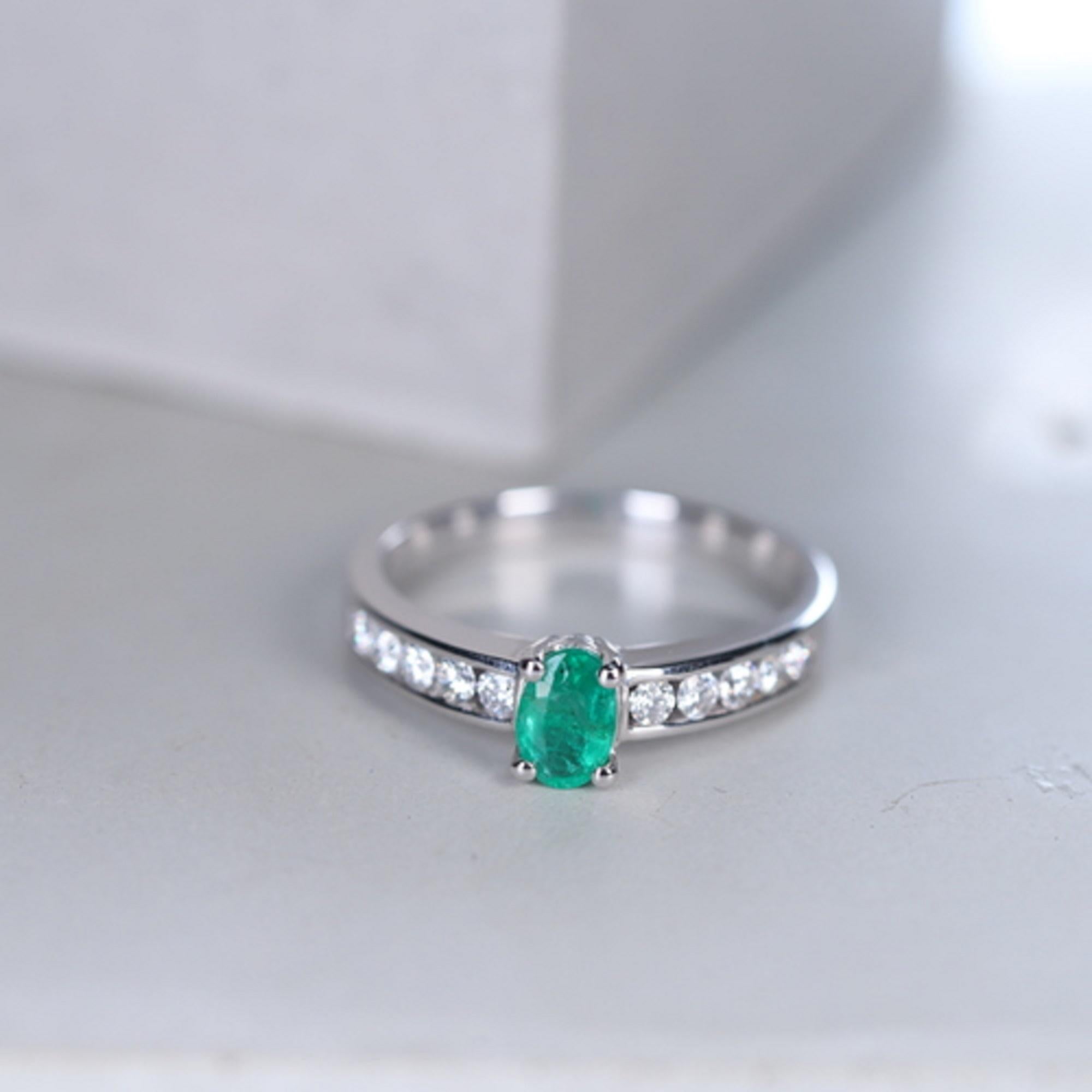 Art Deco Classic Oval Cut Emerald and Round Cut White Diamond 14K White Gold Ring For Sale