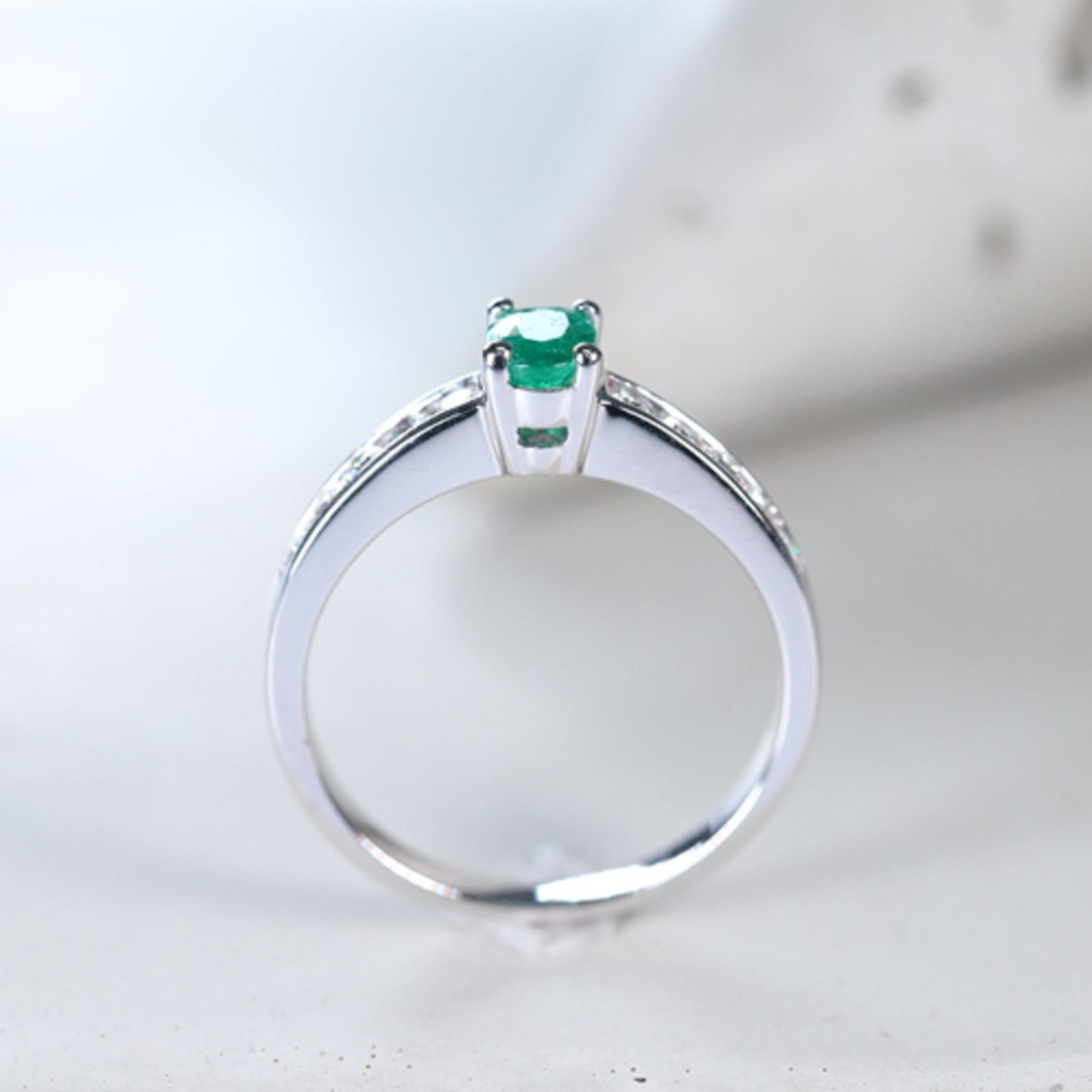Classic Oval Cut Emerald and Round Cut White Diamond 14K White Gold Ring In New Condition For Sale In New York, NY