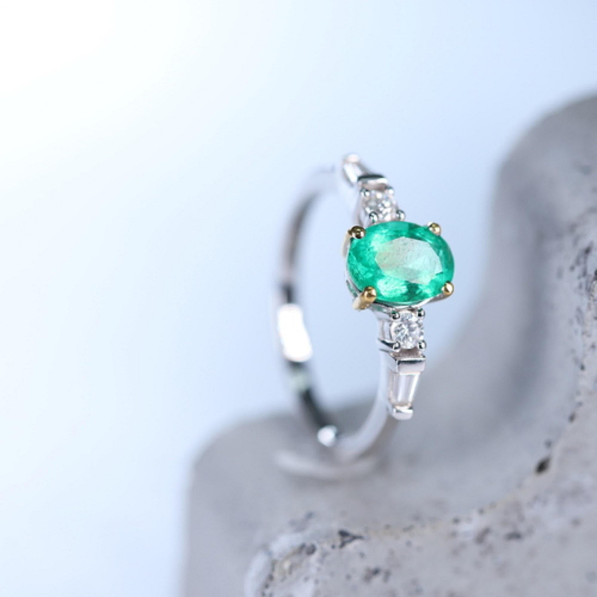 Classic Oval Cut Emerald and White Diamond 18K White Gold Ring In New Condition In New York, NY