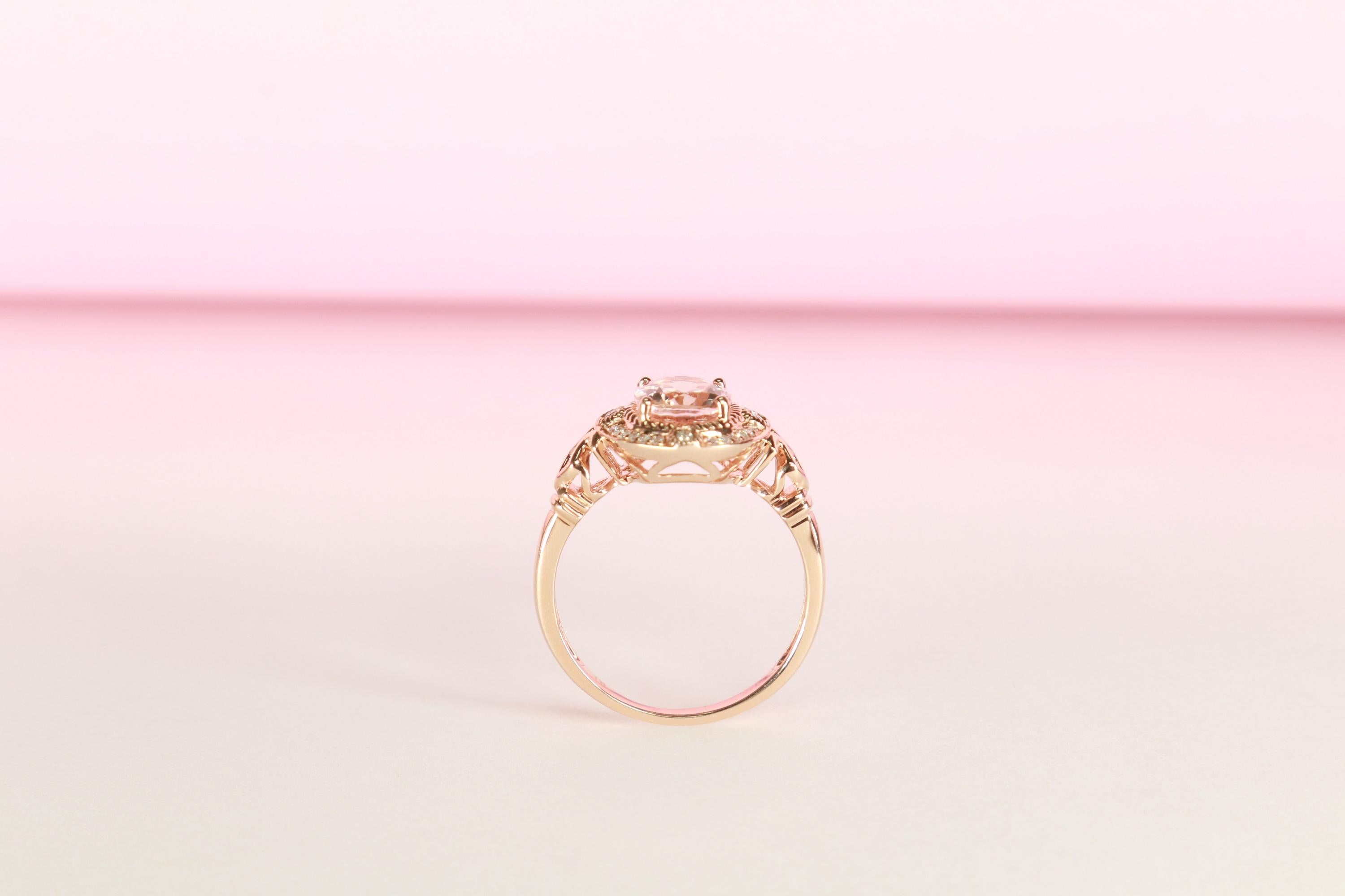 Classic Oval-Cut Morganite with Round-Cut Diamond 14k Rose Gold Ring In New Condition For Sale In New York, NY