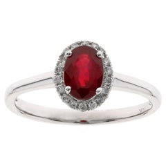 Anillo clásico de rubí talla oval y diamante talla redonda de oro blanco de 10k