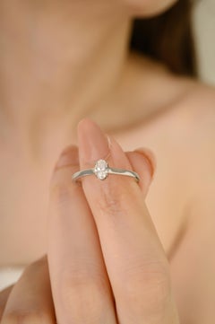 Anillo solitario de diamante oval clásico en montura de garras de oro blanco de 14 quilates Regalo para ella