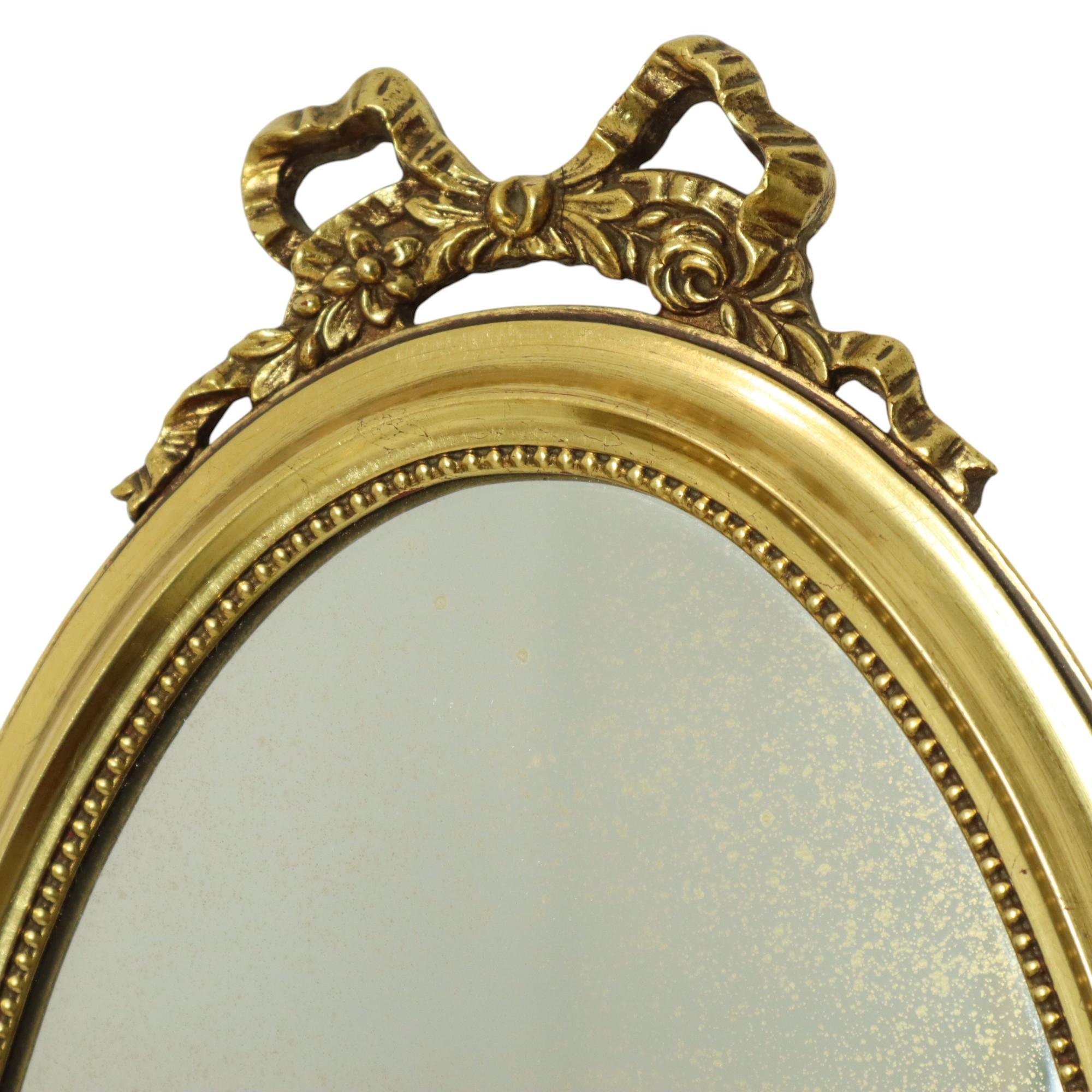Francese Decorazione classica ovale con nastro a specchio dorato Francia 58 cm in vendita