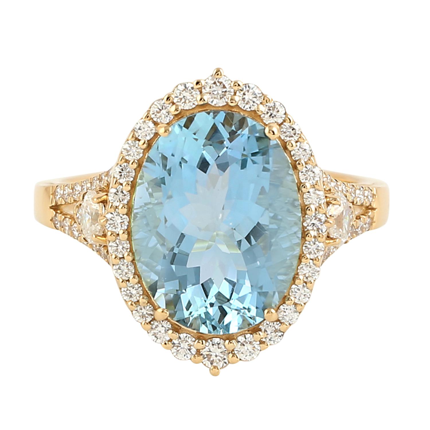 Classic Oval Shape Aquamarine Cocktail Solitaire Ring with Diamonds in 18k Yellow Gold with a designer shank is a simply beautiful.

18KT: 4.659gms
Diamond: 0.76cts
Aquamarine: 4.49cts