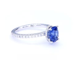 Klassischer ovaler Saphir-Solitärring mit Diamanten aus 18 Karat Weißgold