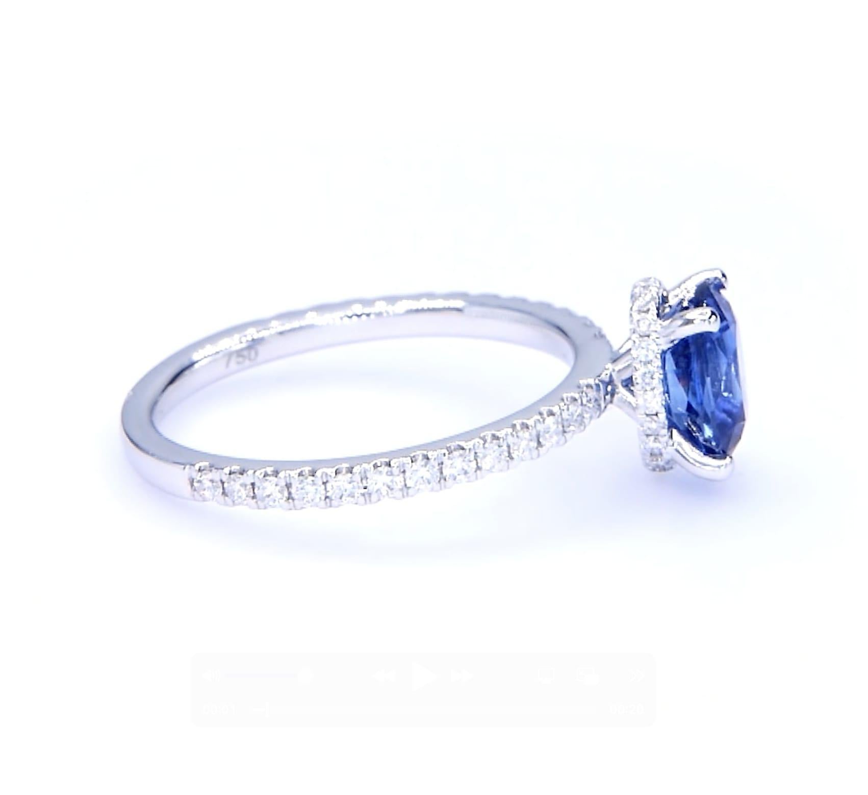 Contemporaneo Anello solitario con zaffiro srilankese ovale classico e diamanti in oro bianco 18 carati in vendita