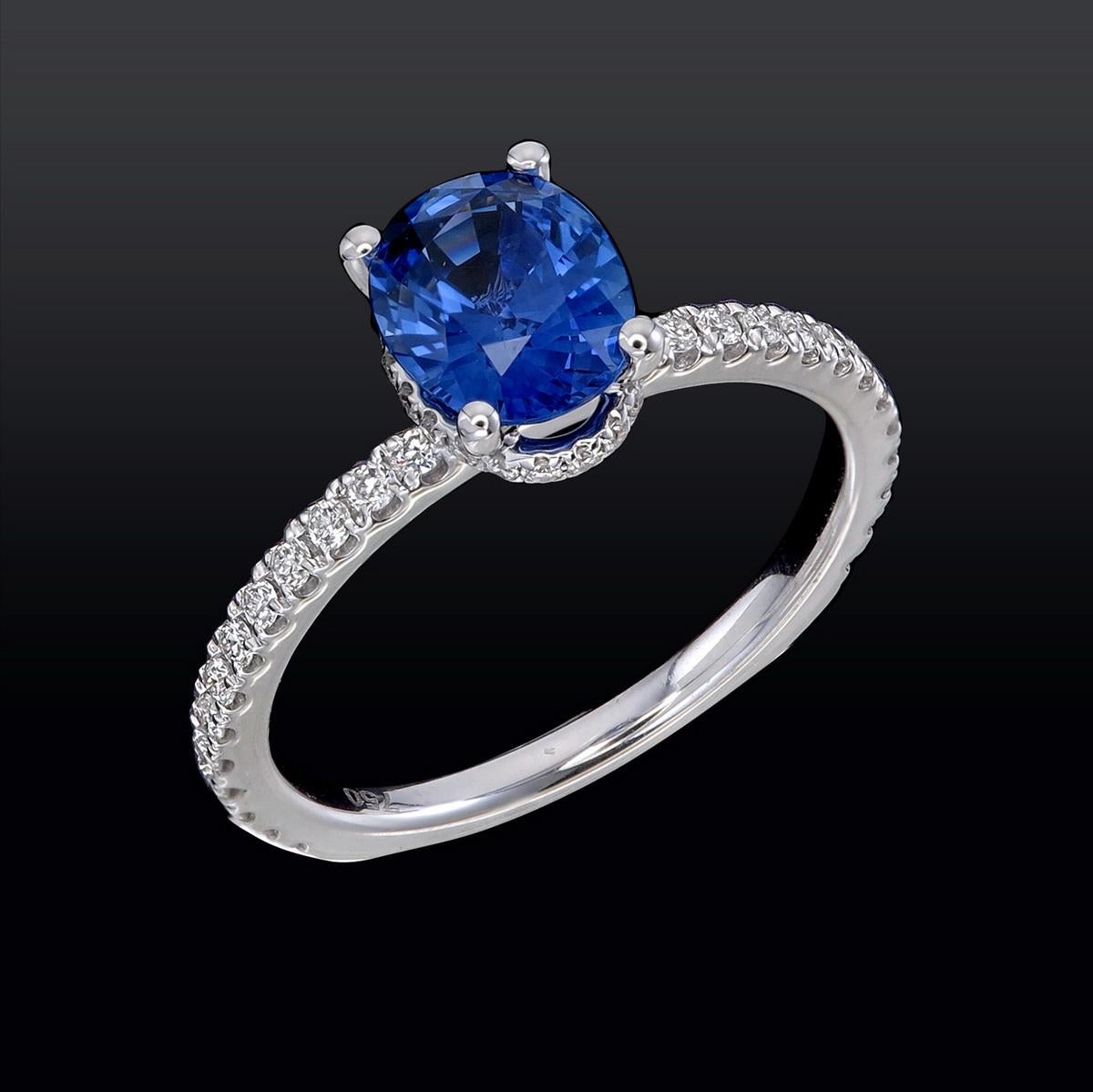 Taglio ovale Anello solitario con zaffiro srilankese ovale classico e diamanti in oro bianco 18 carati in vendita