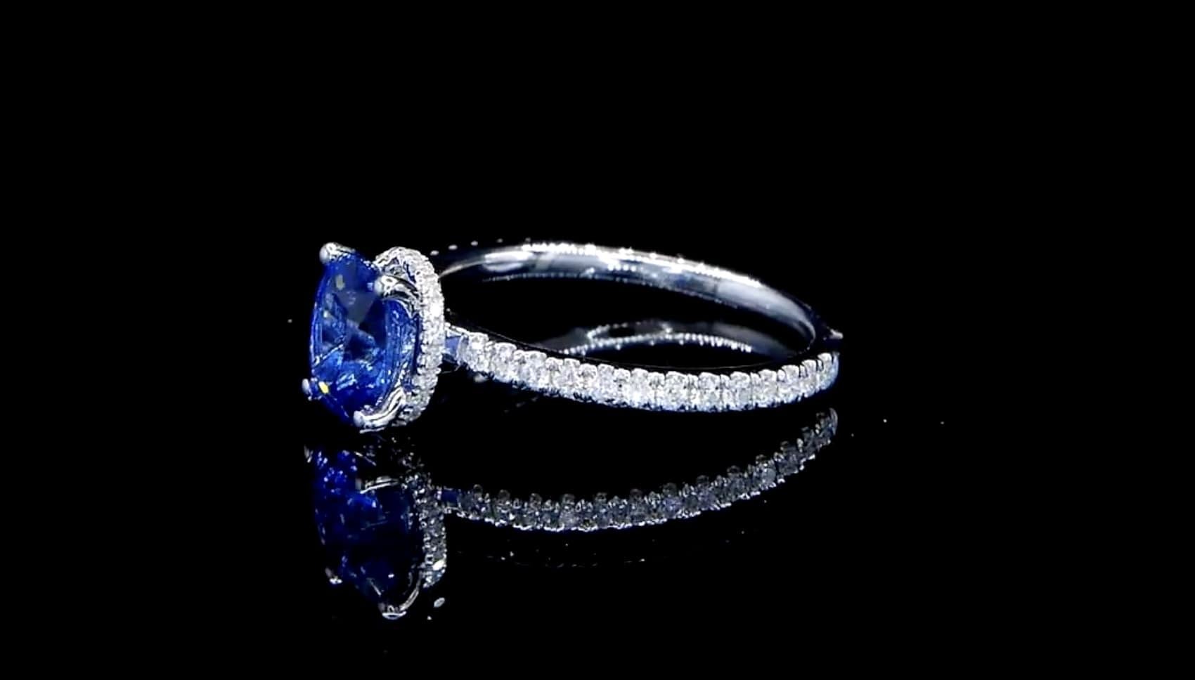 Anello solitario con zaffiro srilankese ovale classico e diamanti in oro bianco 18 carati In condizioni Nuovo in vendita a Bangkok, TH