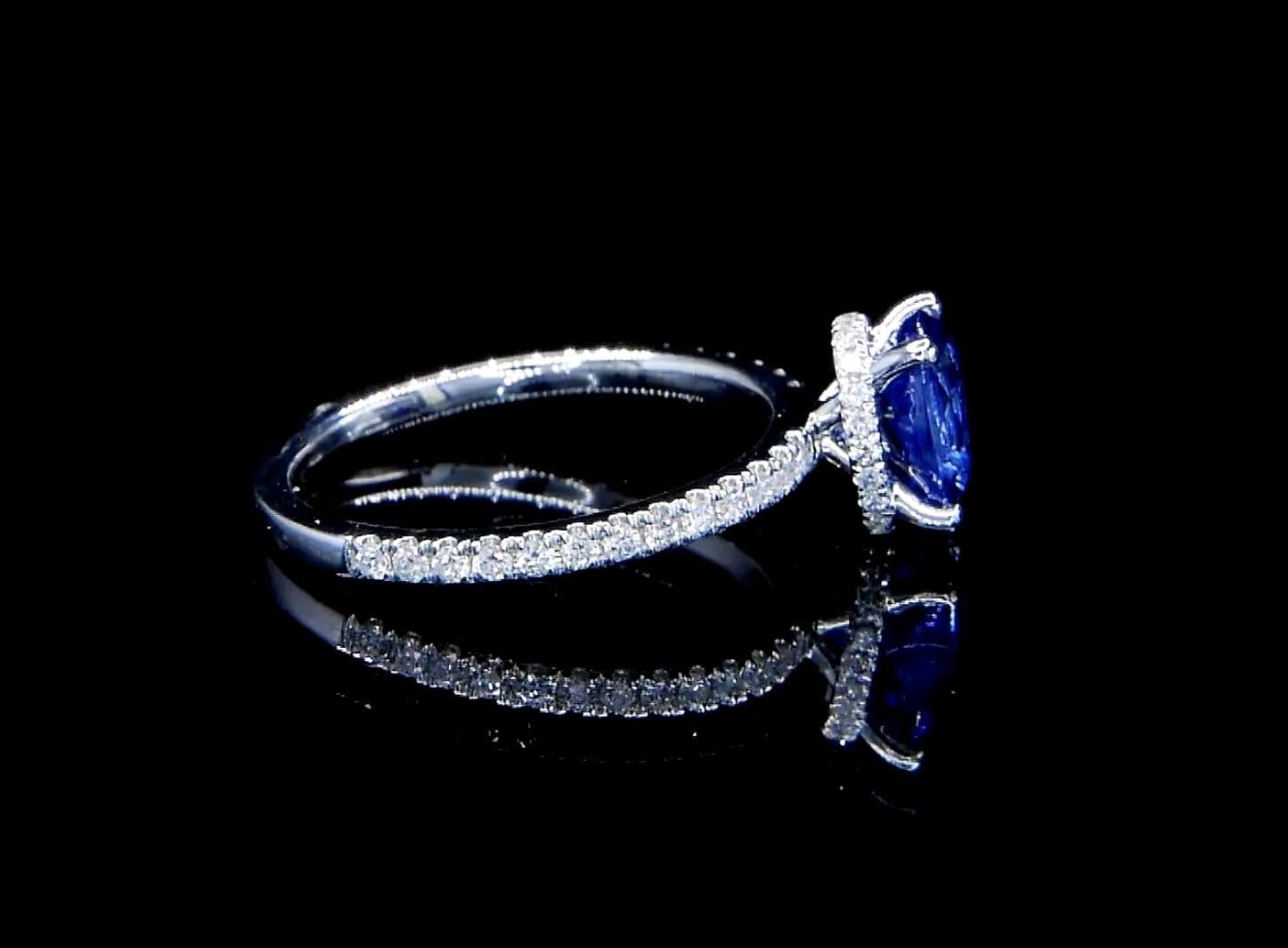 Donna Anello solitario con zaffiro srilankese ovale classico e diamanti in oro bianco 18 carati in vendita