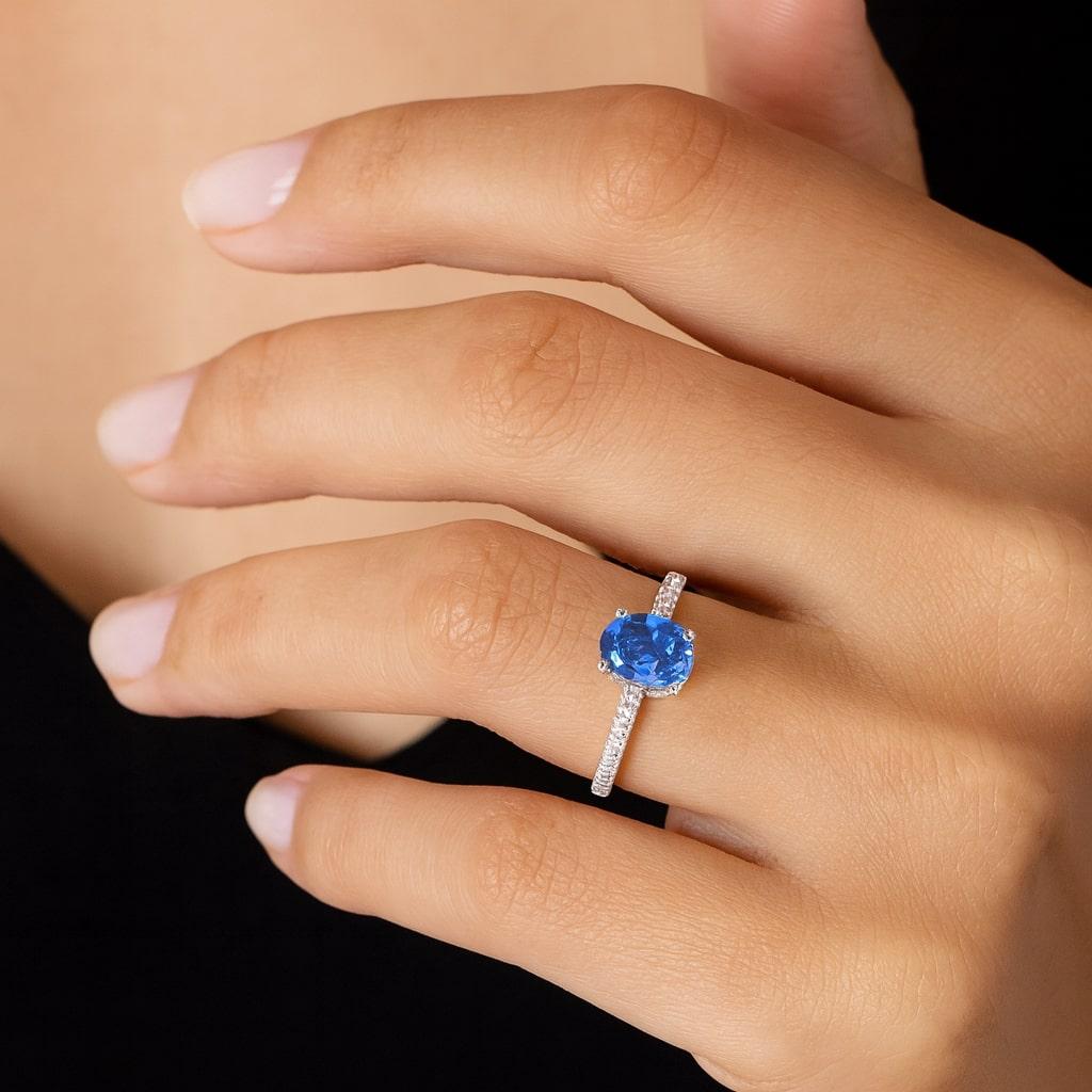 Anello solitario con zaffiro srilankese ovale classico e diamanti in oro bianco 18 carati in vendita 1