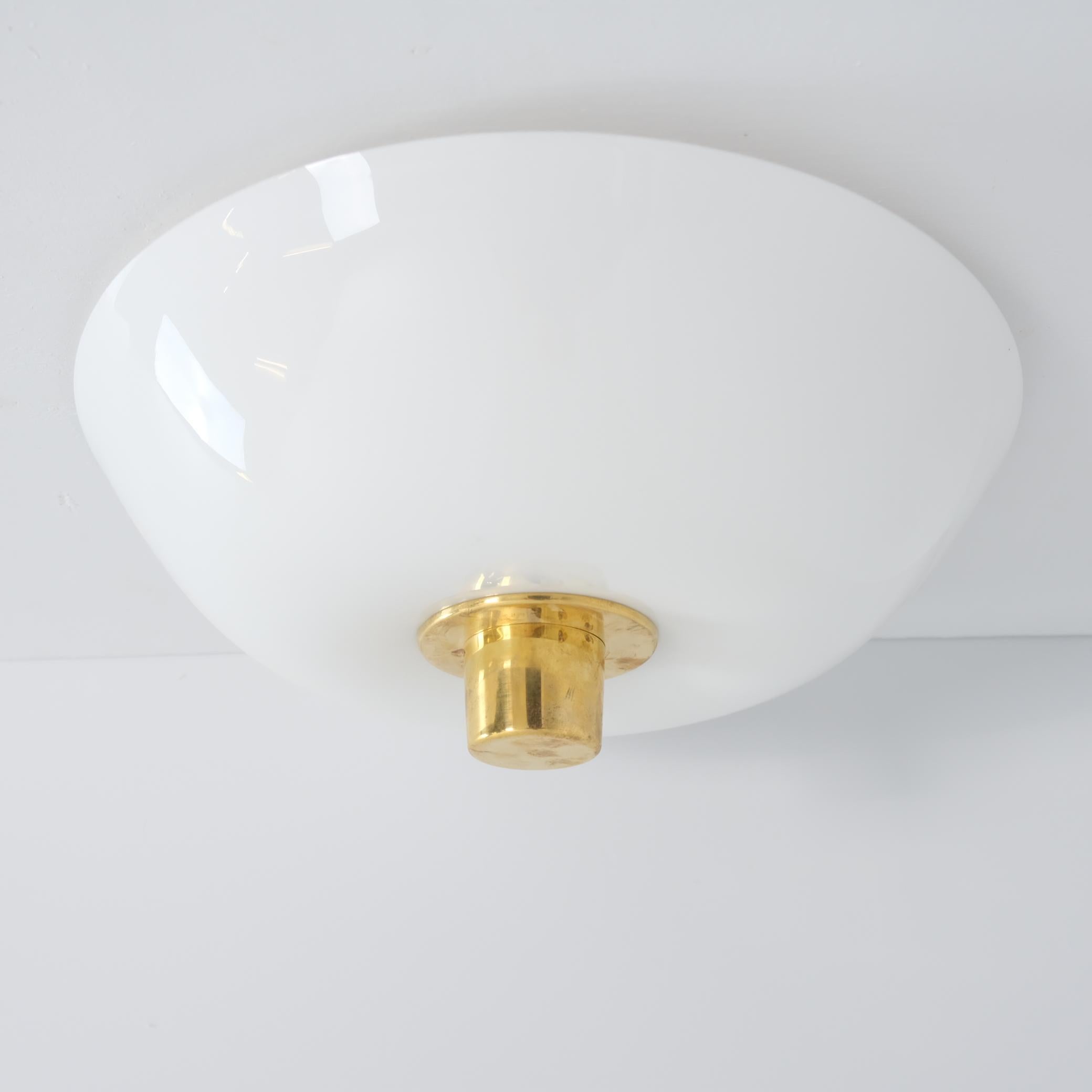 Una bellissima lampada da soffitto di Paavo Tynell. Questo modello era dotato di paralumi in vetro di diverse dimensioni, principalmente di 40, 50 o 60 cm di lunghezza.
Questo particolare esemplare è in condizioni completamente originali. Anche il