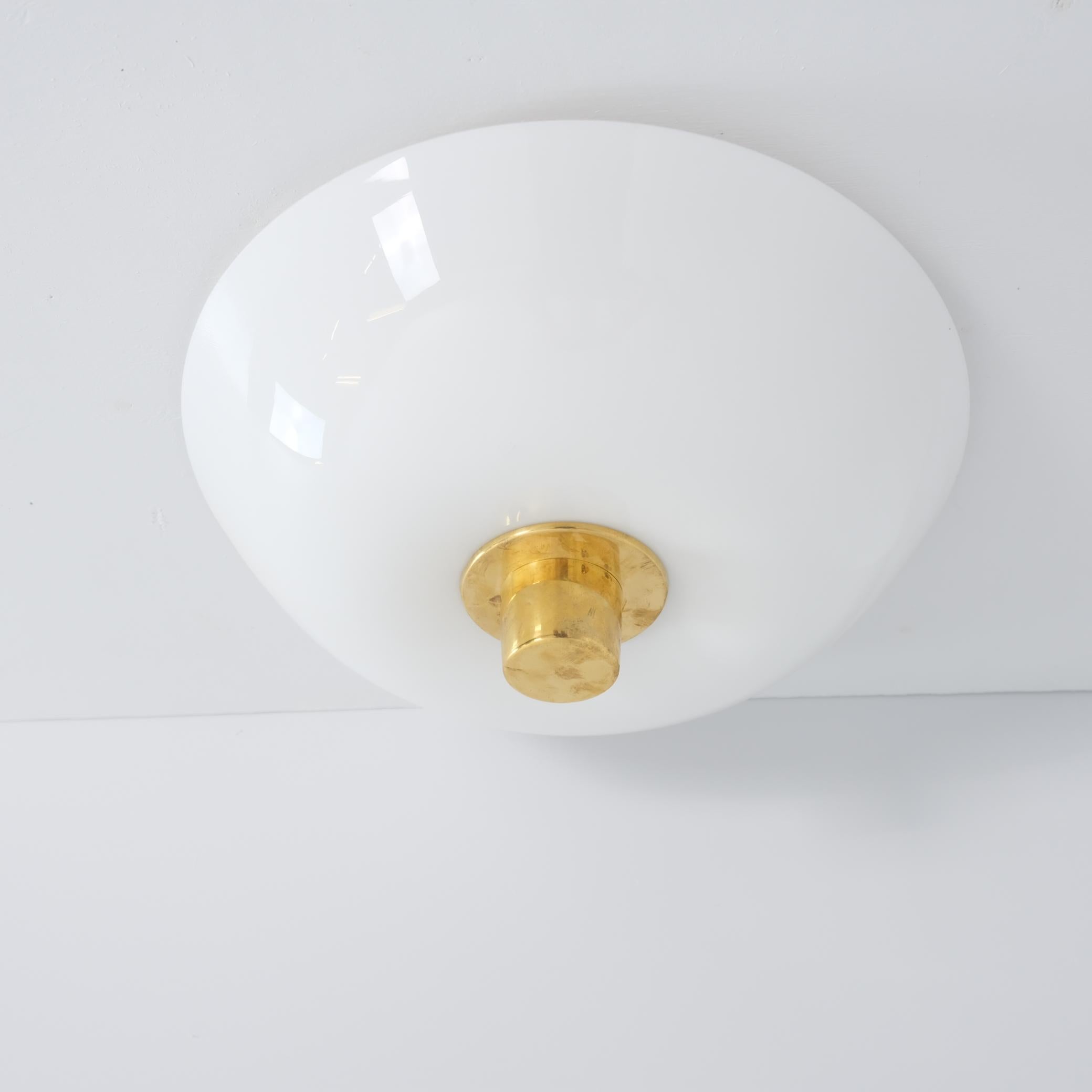 Mid-Century moderno Lampada da soffitto classica Paavo Tynell 2098N, in ottone e vetro opalino, Idman 1950s in vendita