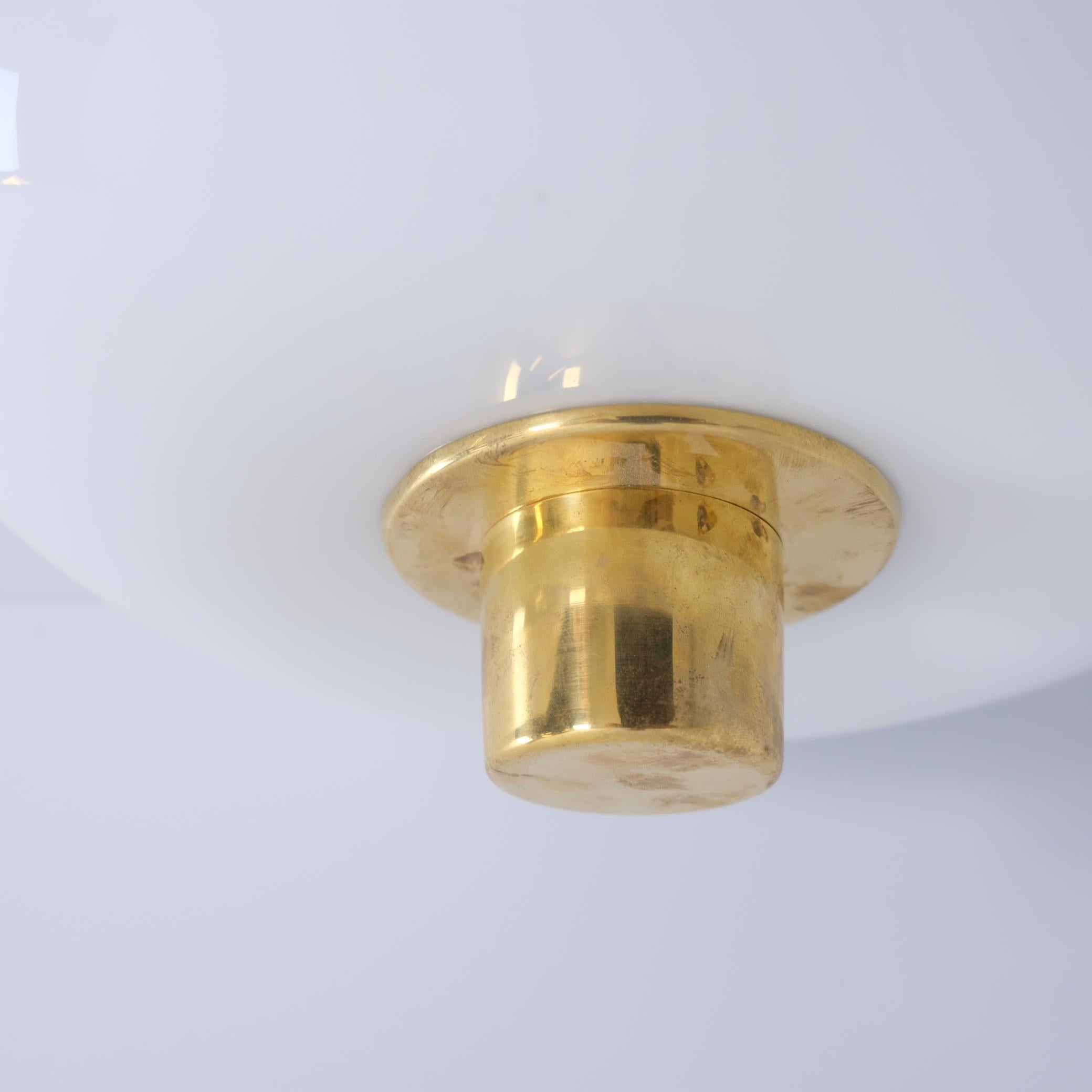 Finlandese Lampada da soffitto classica Paavo Tynell 2098N, in ottone e vetro opalino, Idman 1950s in vendita